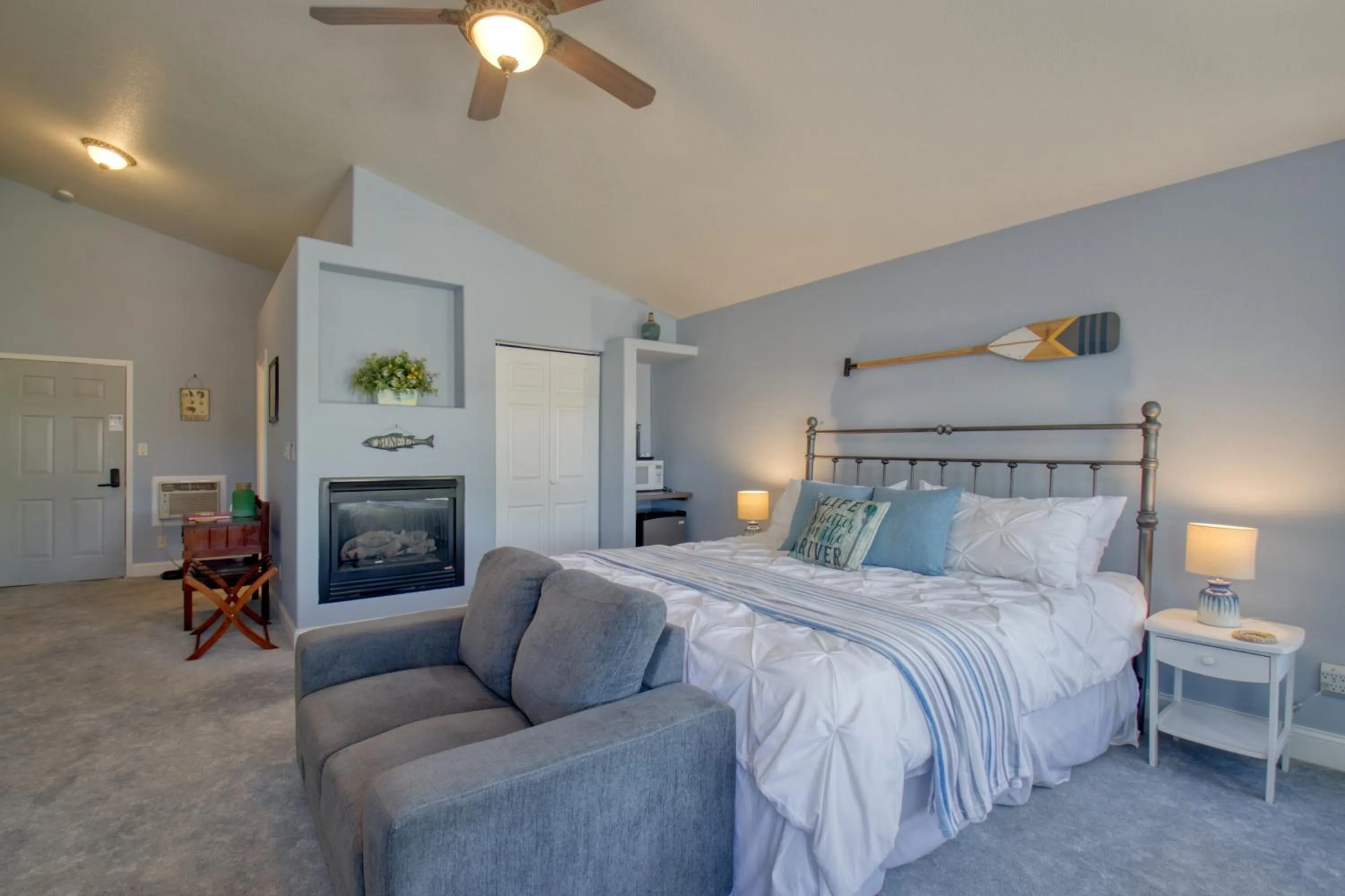 Photo of the whole room, Bed in Castle Creek Manor