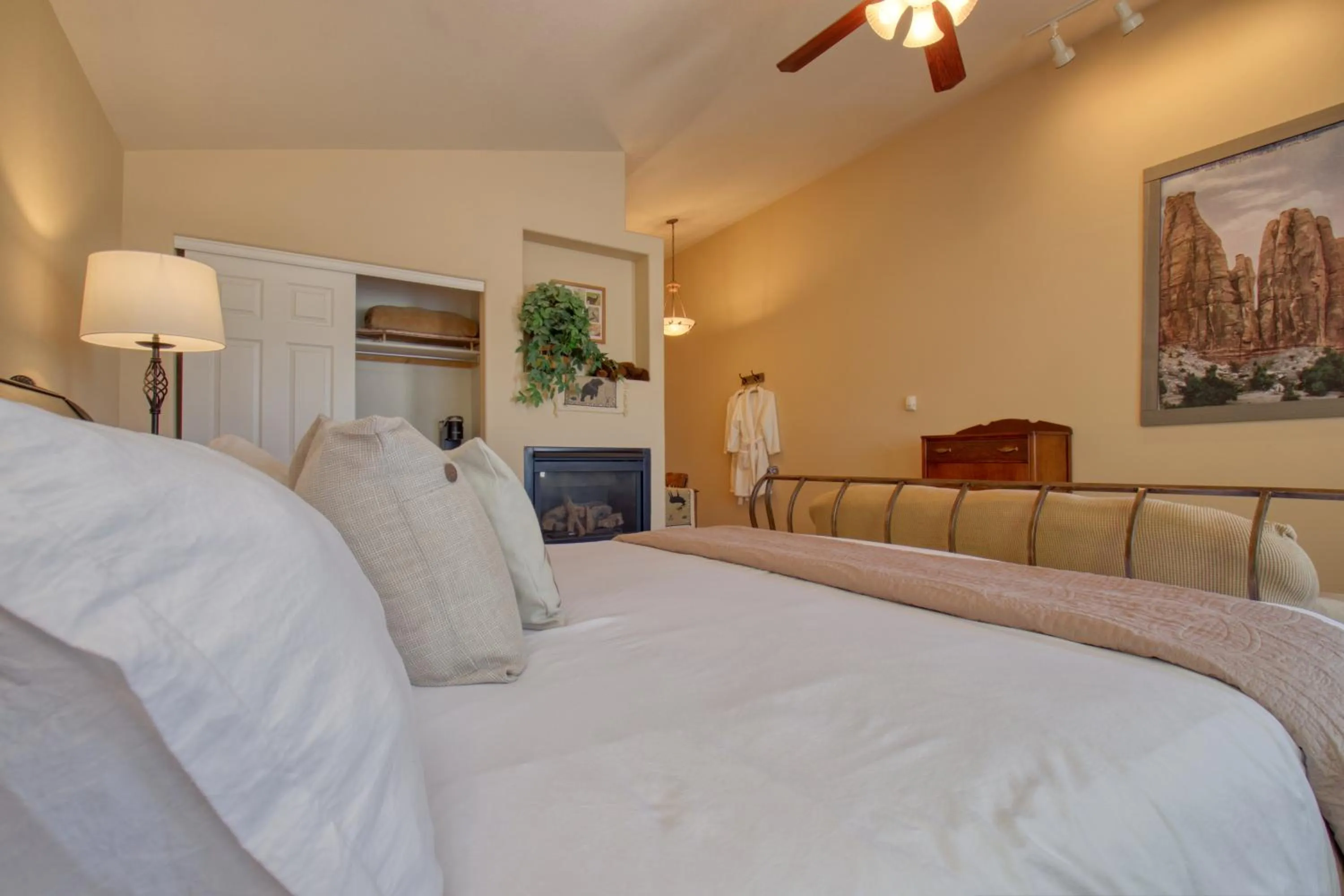 Property building, Bed in Castle Creek Manor