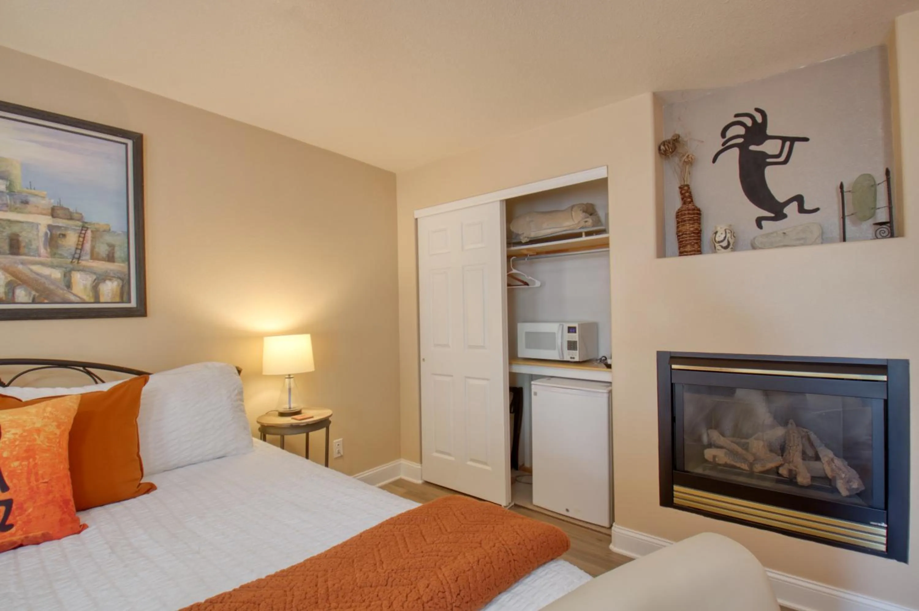 Property building, Bed in Castle Creek Manor