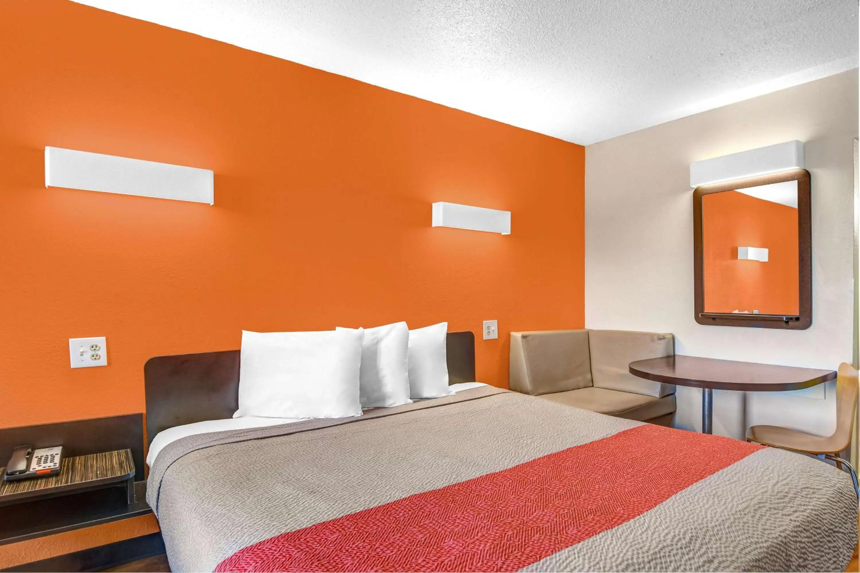 Photo of the whole room, Bed in Motel 6-Calhoun, GA