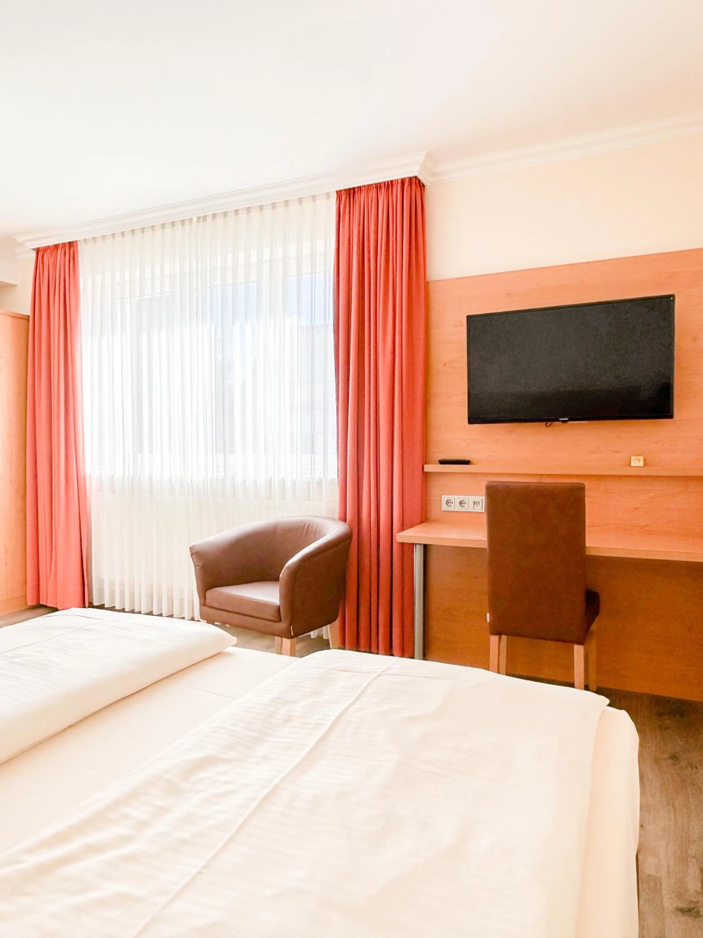 Bed in Hotel Kriemhild am Hirschgarten