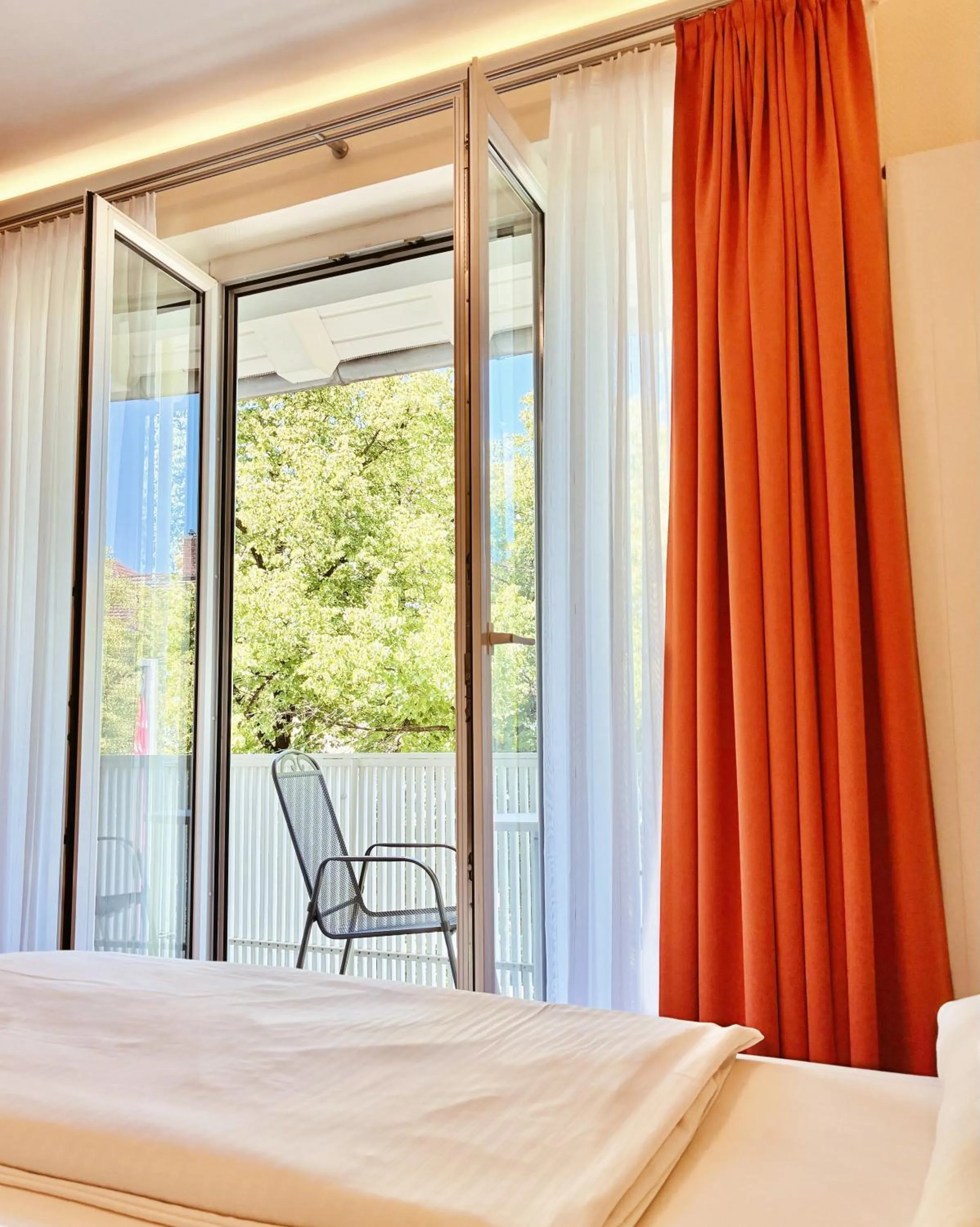 Bed in Hotel Kriemhild am Hirschgarten