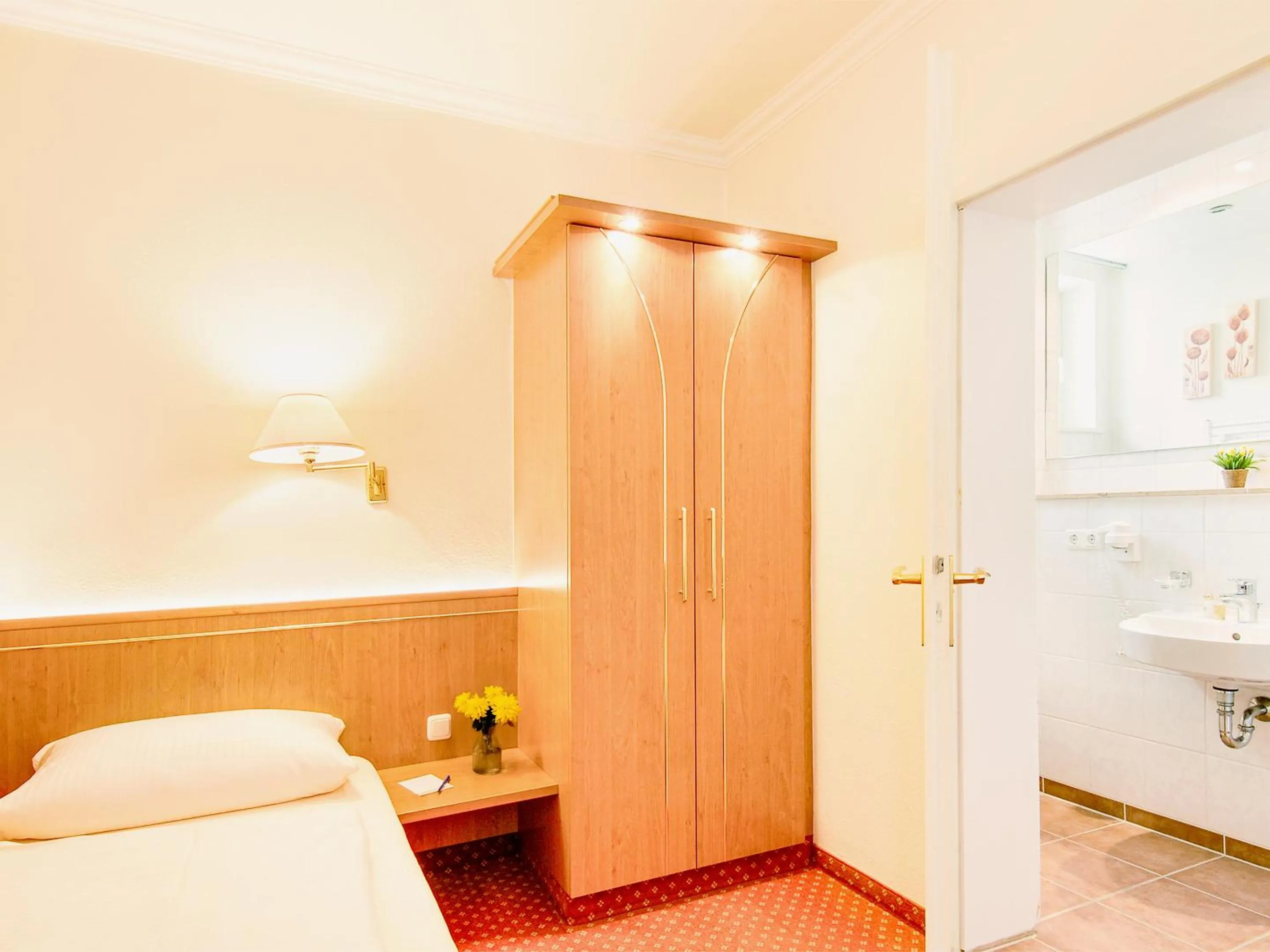 Bed in Hotel Kriemhild am Hirschgarten