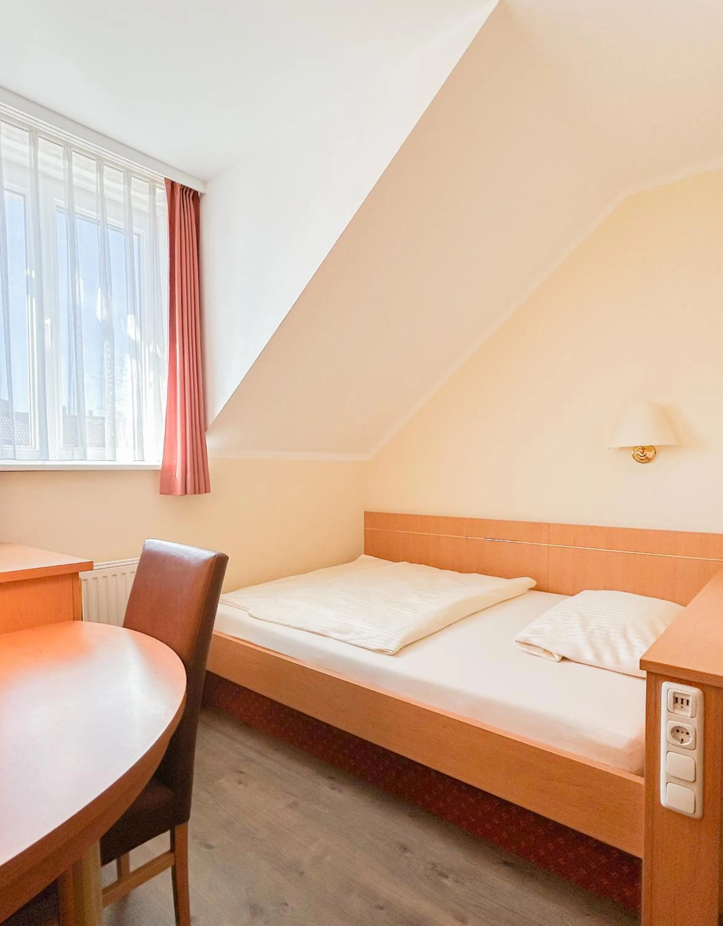 Bed in Hotel Kriemhild am Hirschgarten