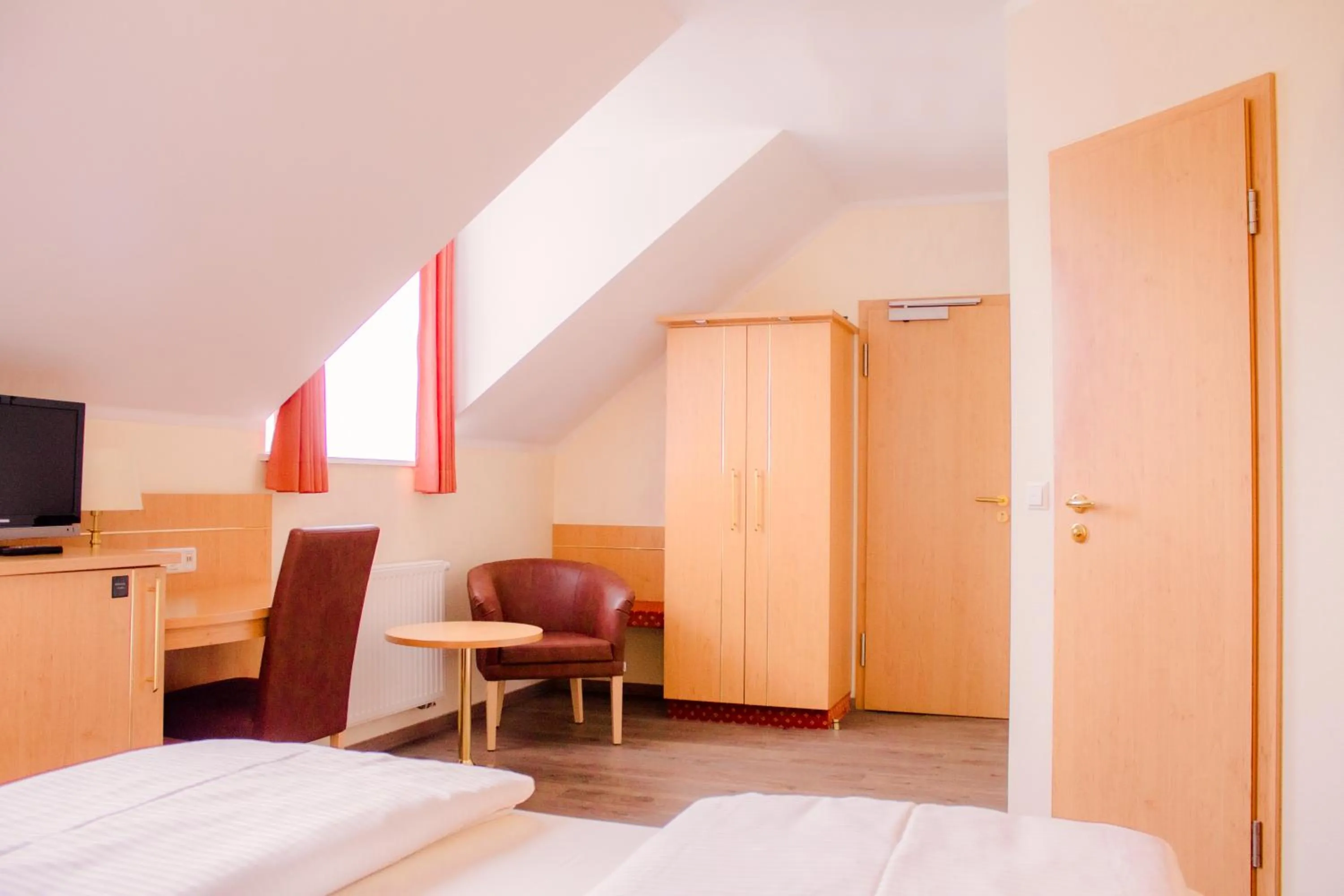 Bed in Hotel Kriemhild am Hirschgarten