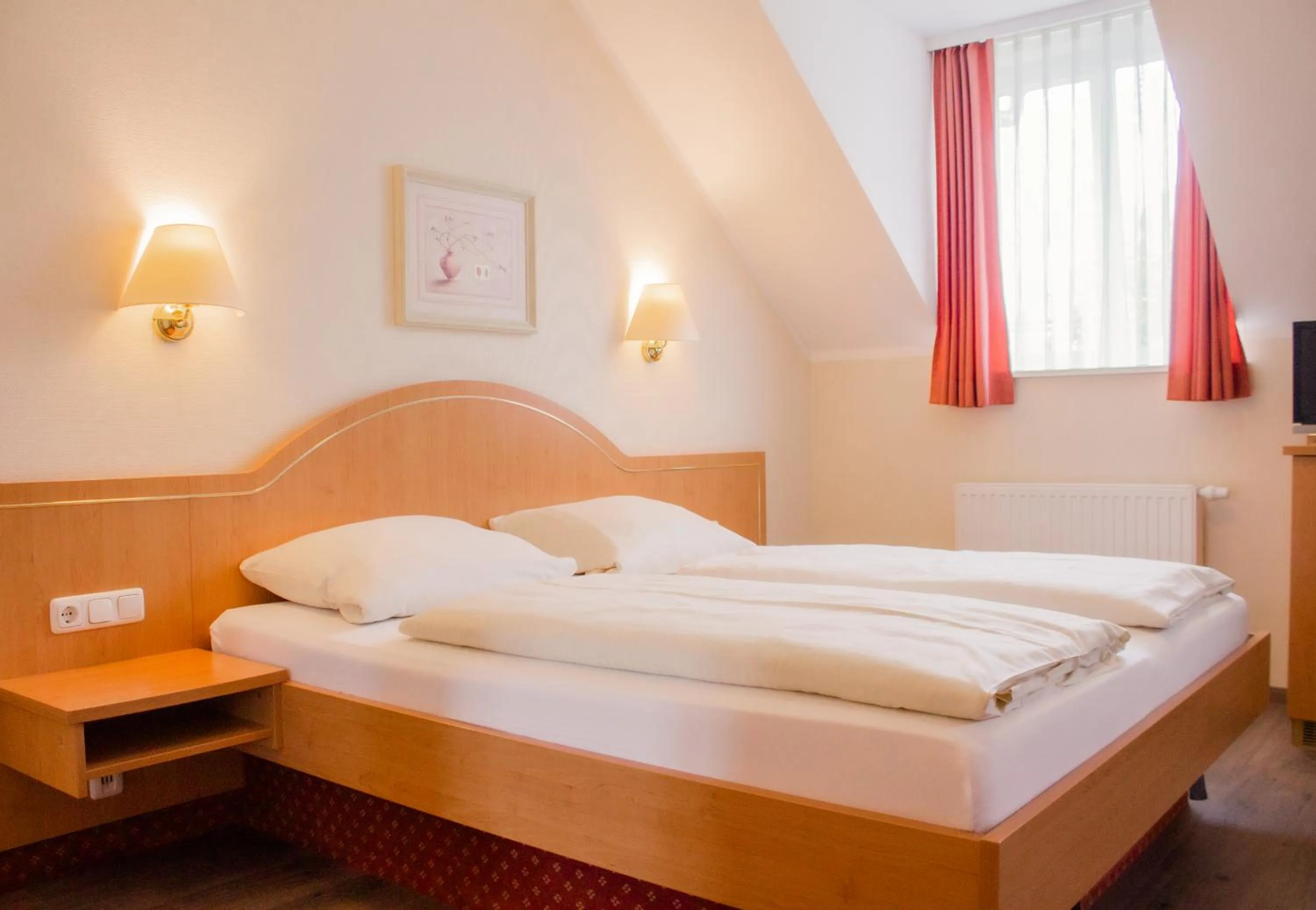 Bed in Hotel Kriemhild am Hirschgarten