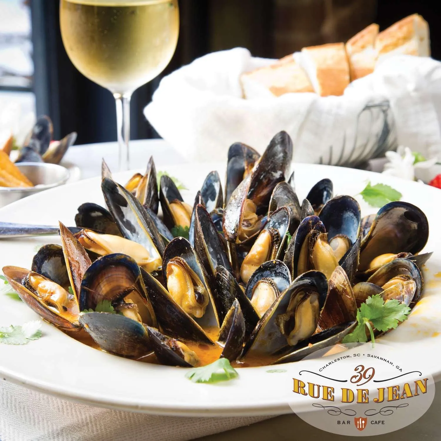 Restaurant/places to eat in Embassy Suites Savannah Historic District