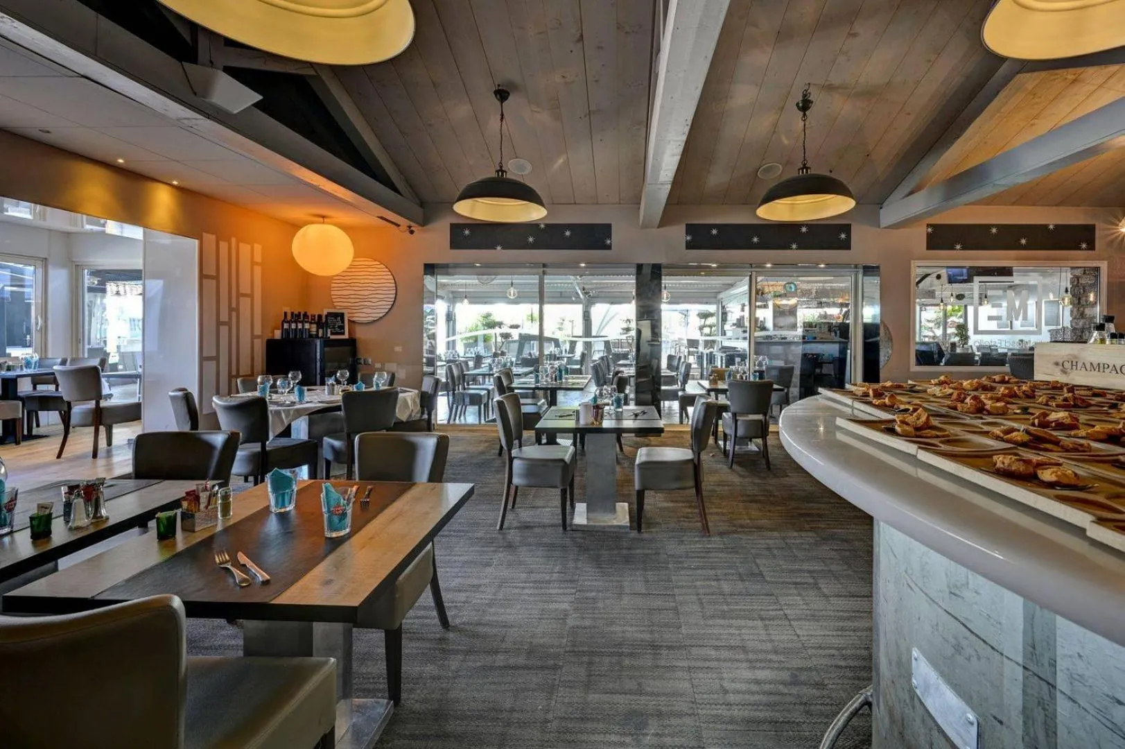 Restaurant/places to eat in Le Mas d'Estello