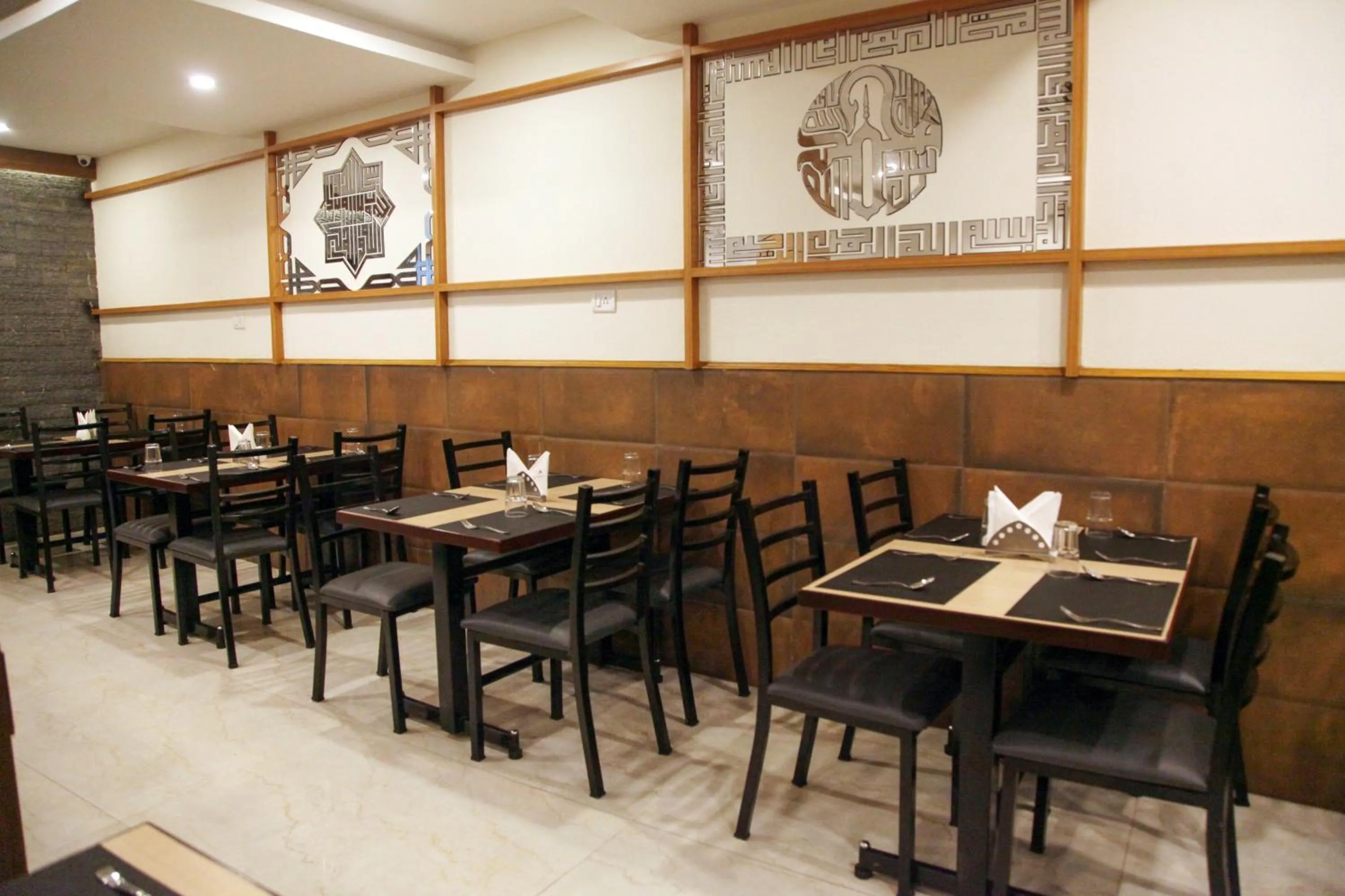 Restaurant/places to eat in Hotel Delma