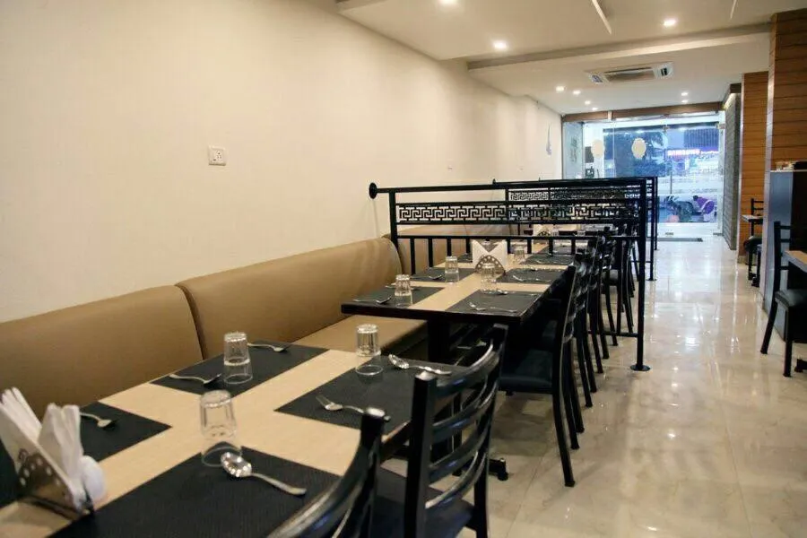 Restaurant/places to eat in Hotel Delma