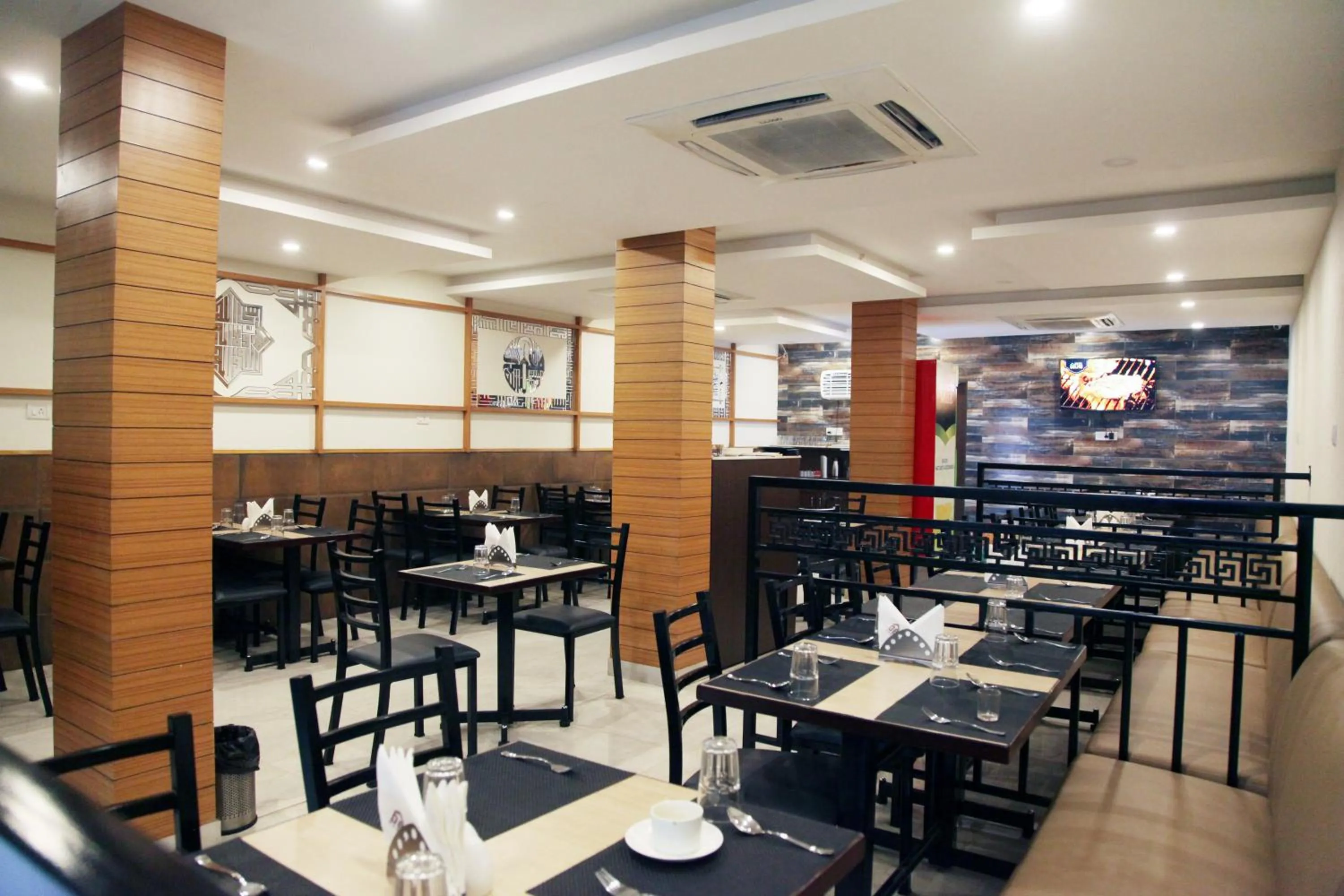 Restaurant/places to eat in Hotel Delma