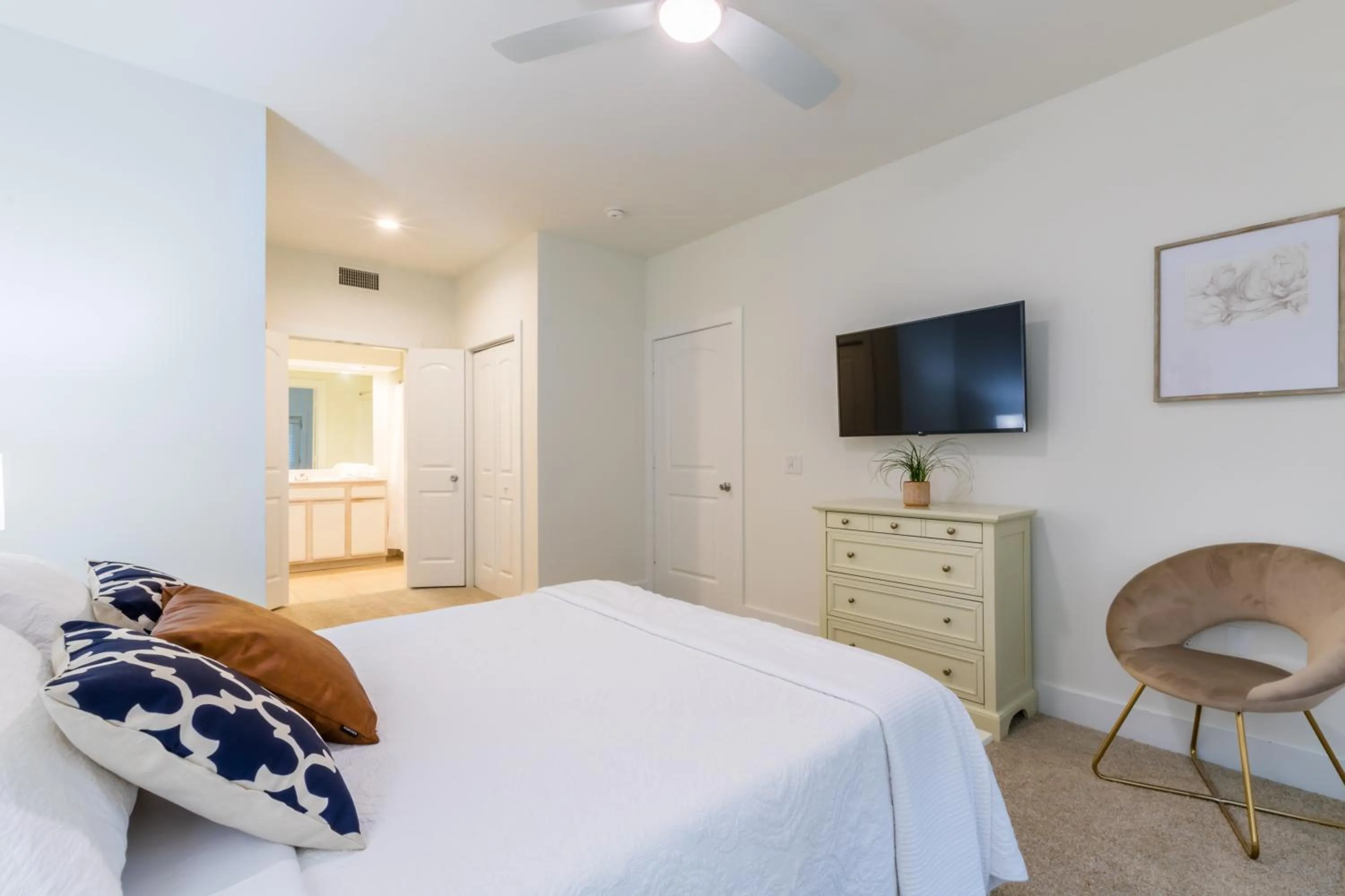 Communal lounge/ TV room in One Club Gulf Shores