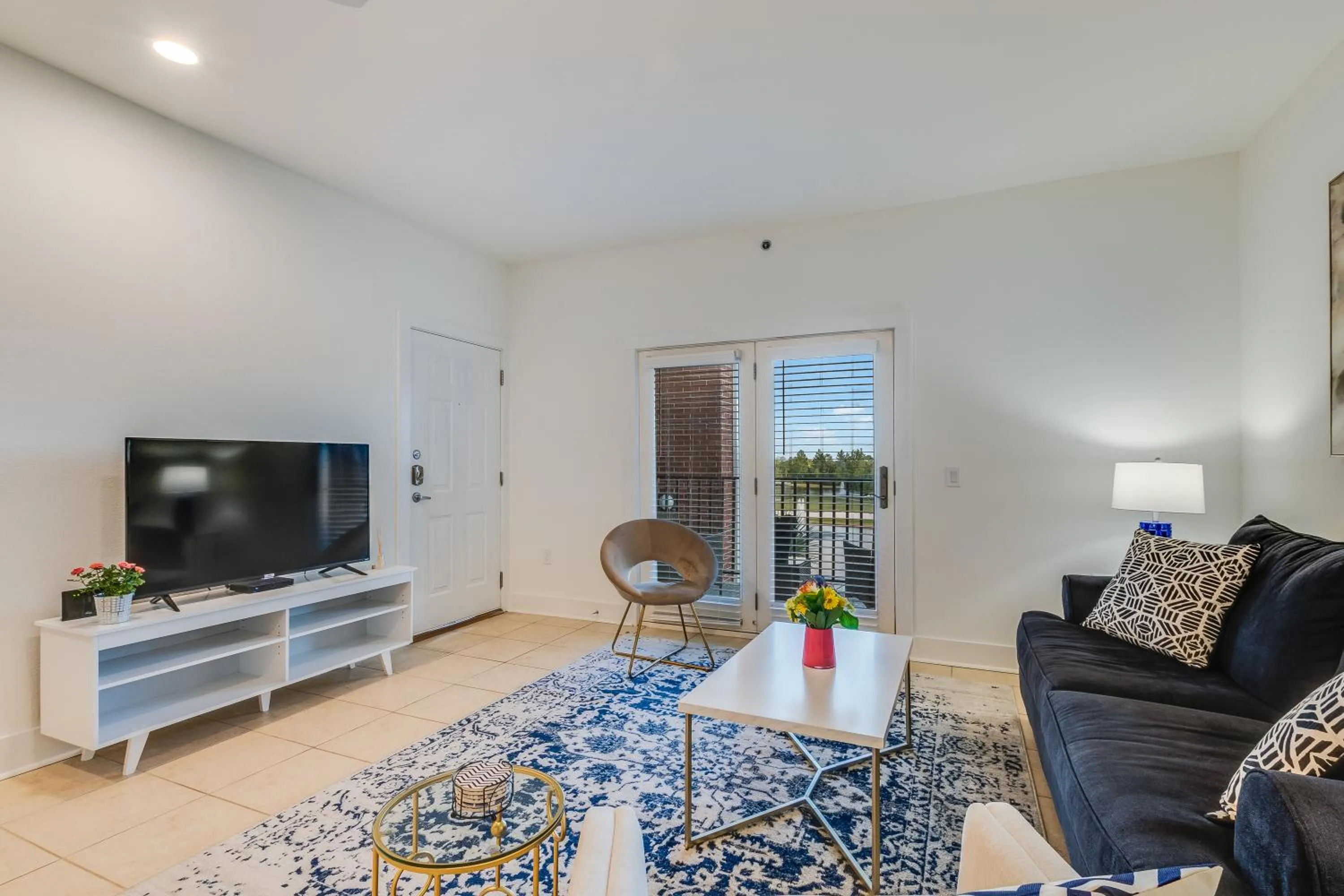 Communal lounge/ TV room in One Club Gulf Shores