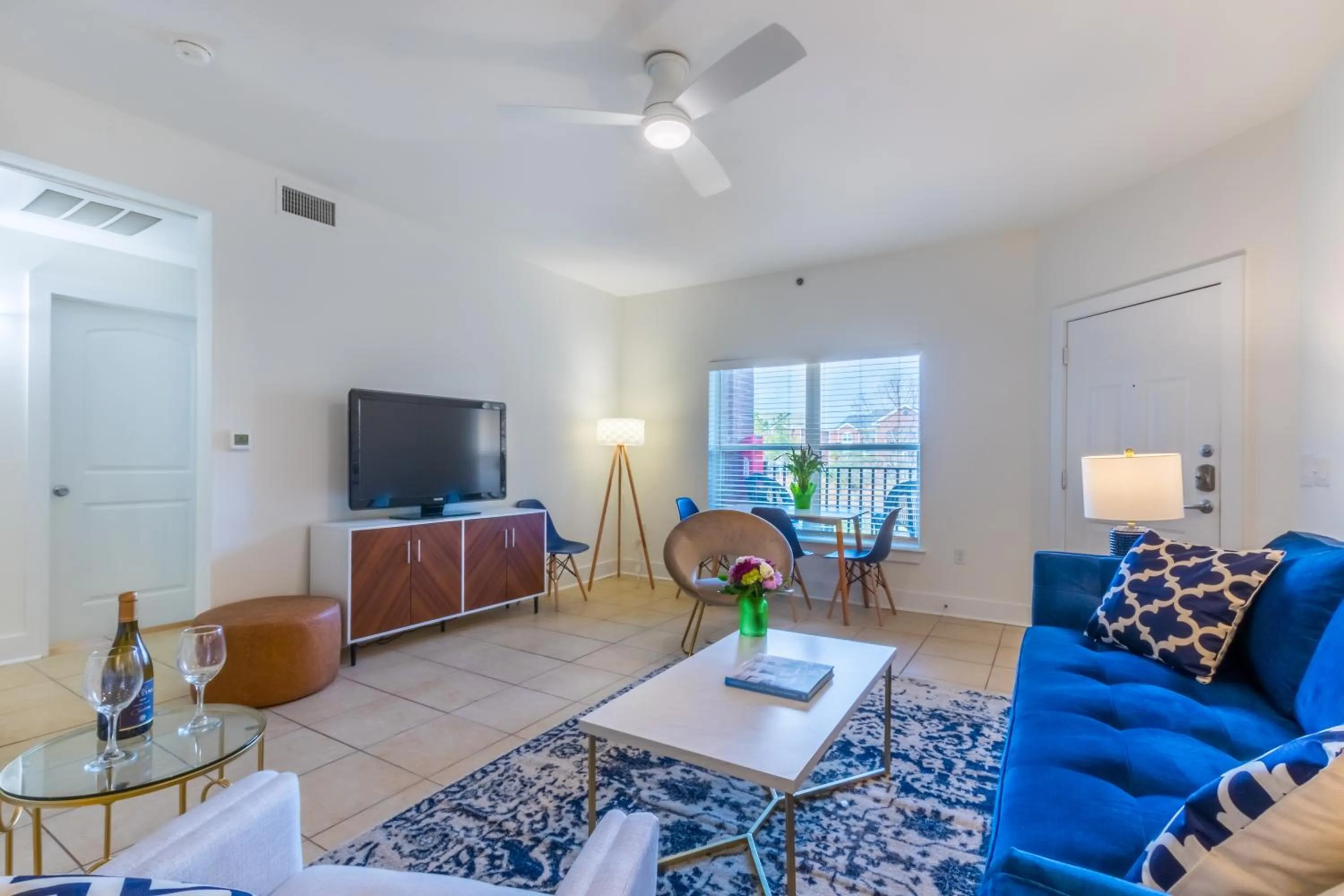 Communal lounge/ TV room in One Club Gulf Shores