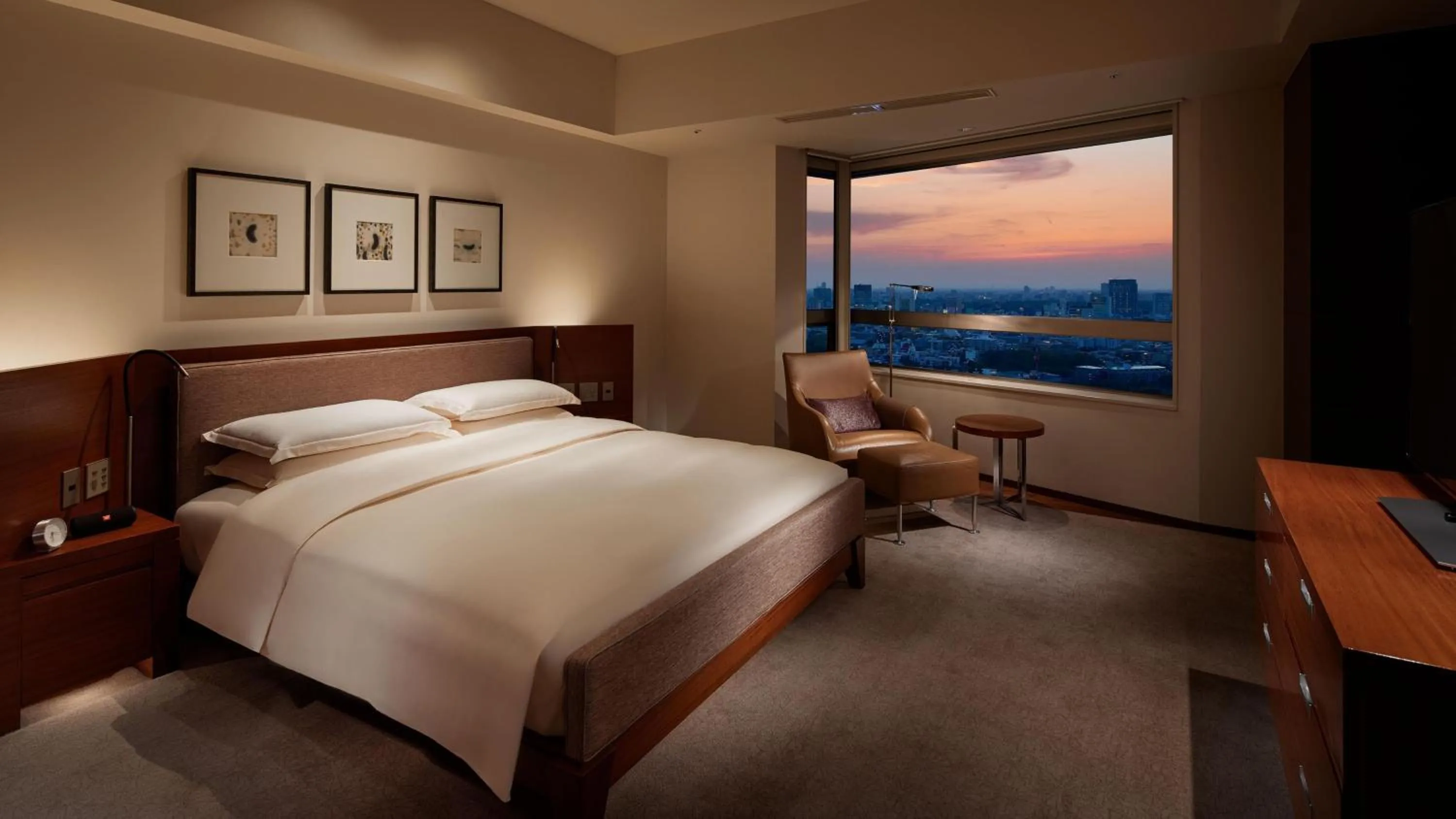 Photo of the whole room, Bed in Grand Hyatt Tokyo