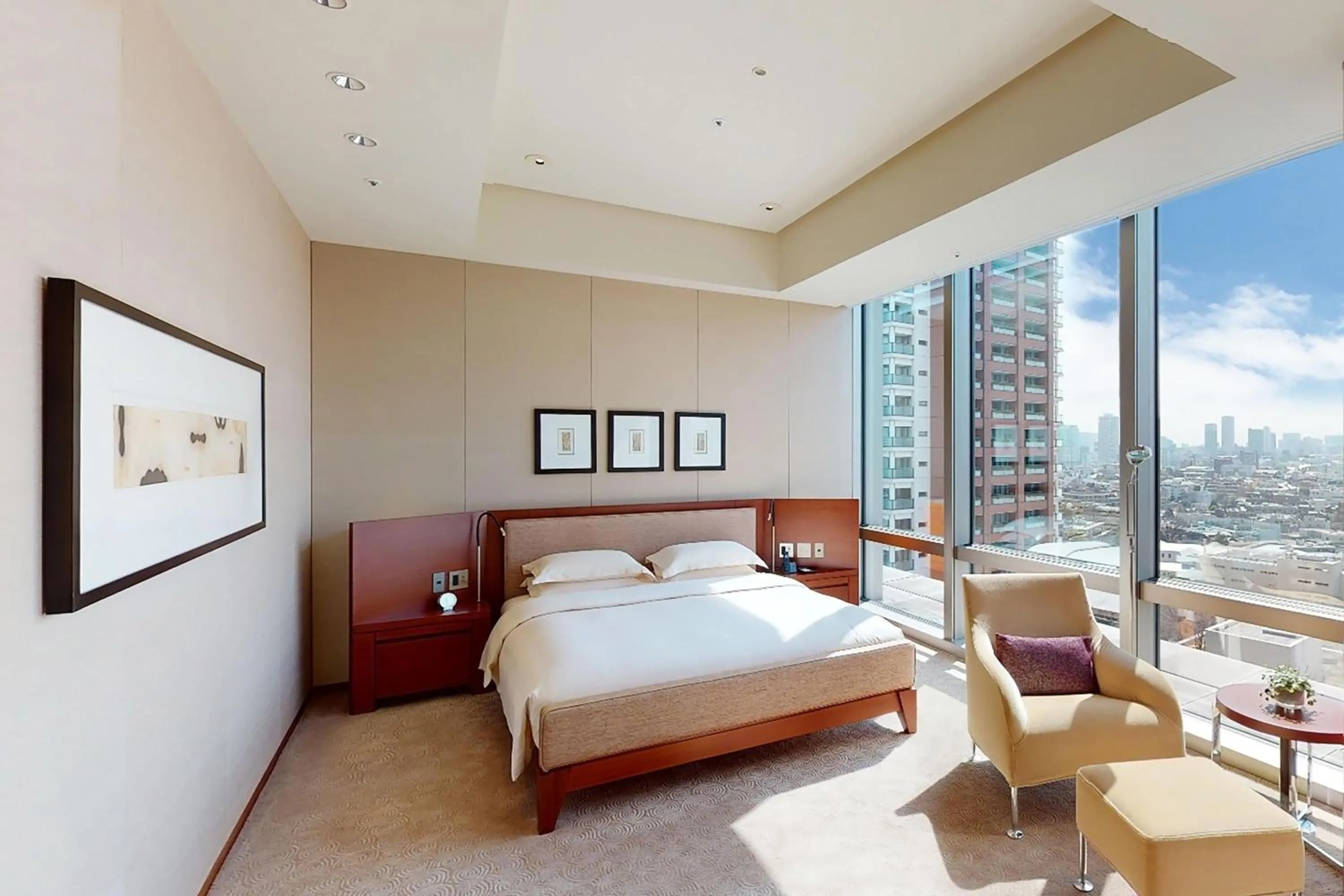 Photo of the whole room, Bed in Grand Hyatt Tokyo