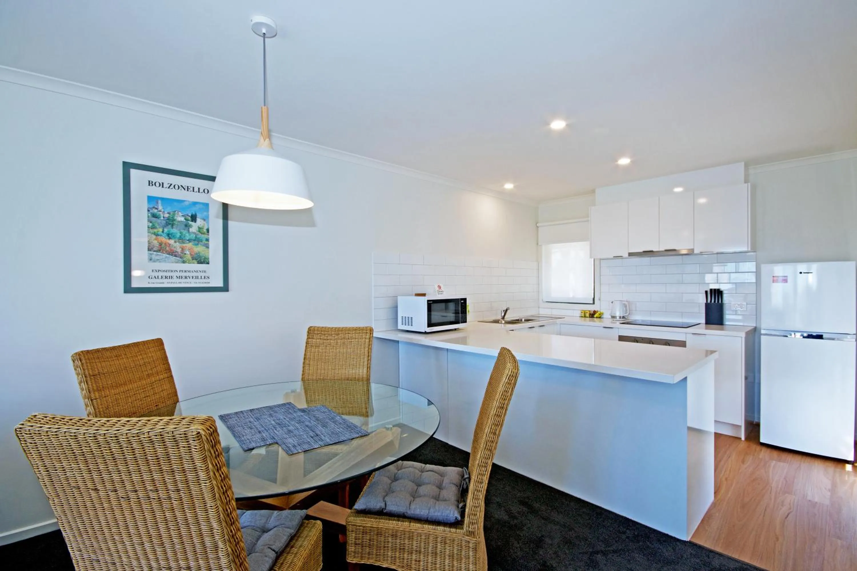 Kitchen or kitchenette in Anchorage Motel & Villas Lorne