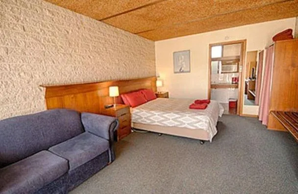 Photo of the whole room, Bed in Darlot Motor Inn