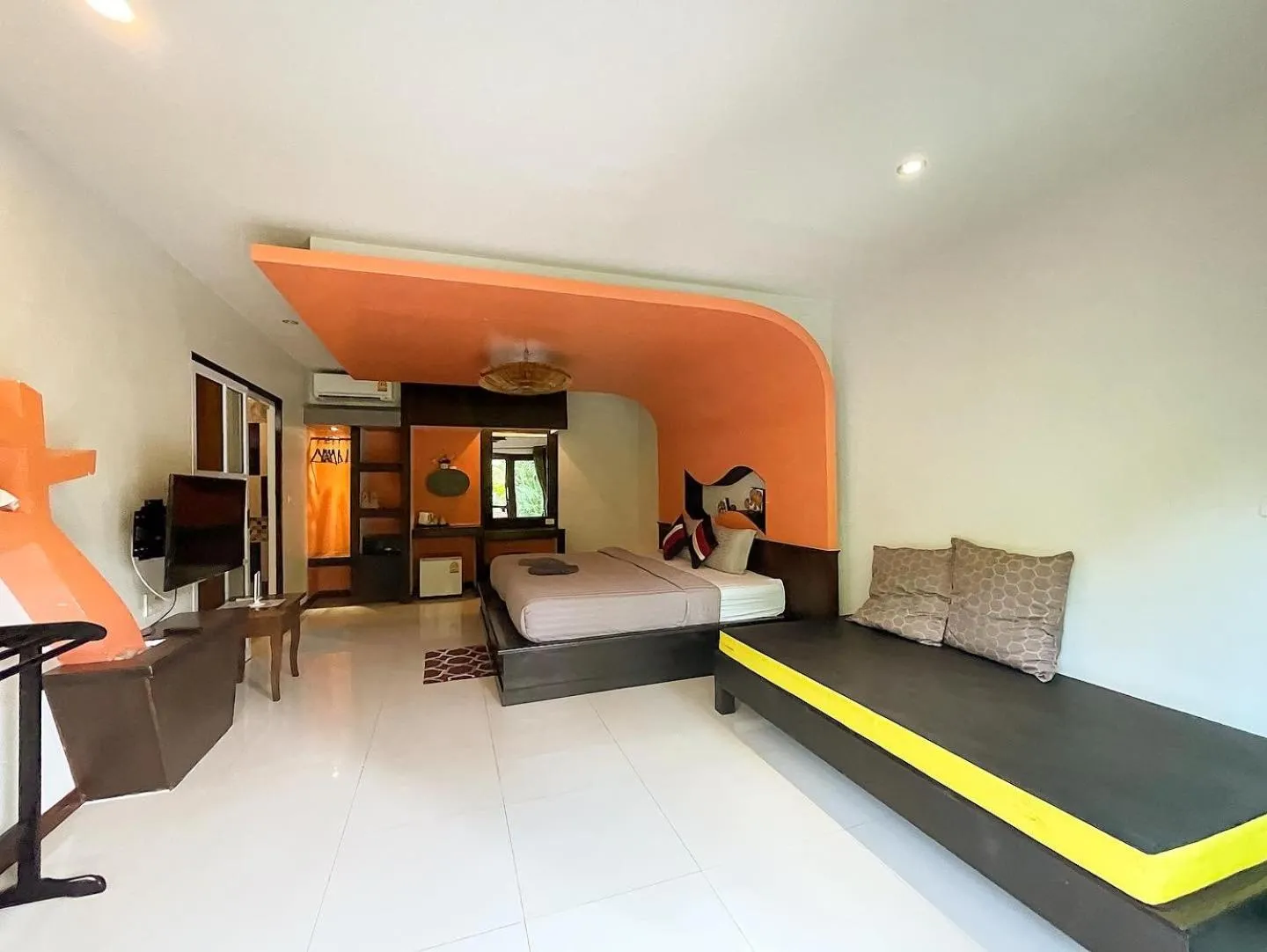 Living room, Bed in AC 2 Resort