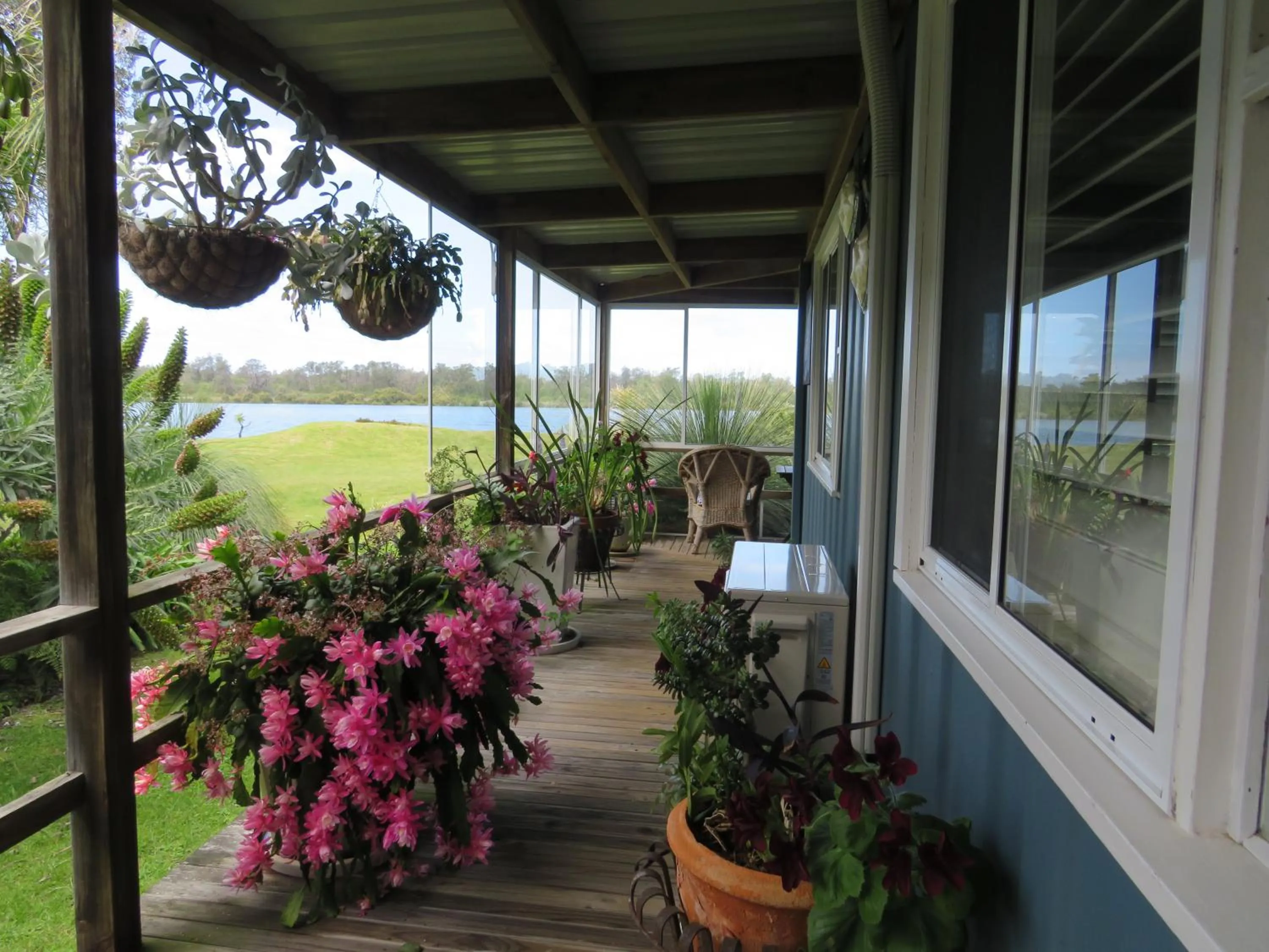 Garden in Lakes Entrance Waterfront Cottages with King Beds