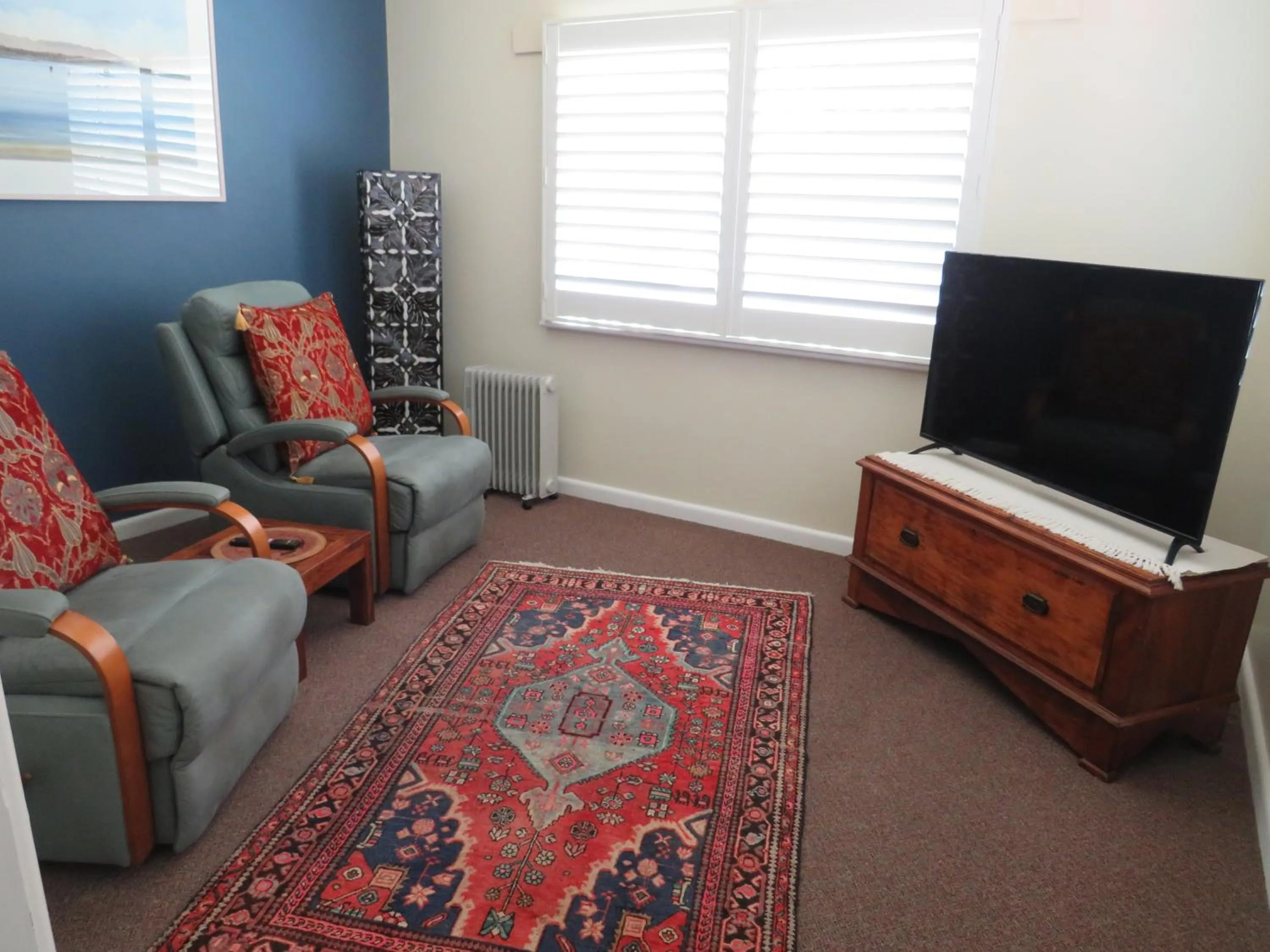 Living room in Lakes Entrance Waterfront Cottages with King Beds