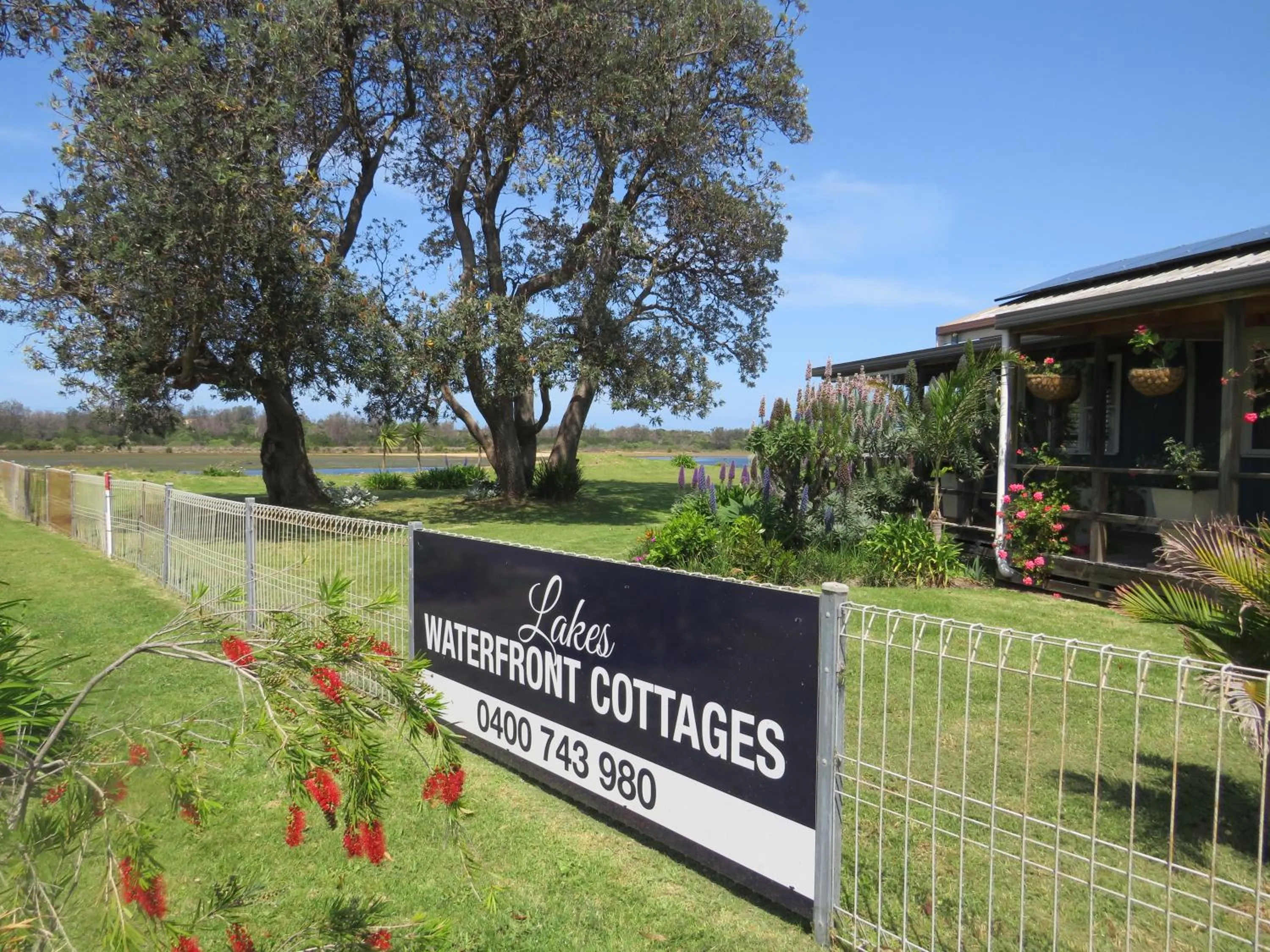 Property building in Lakes Entrance Waterfront Cottages with King Beds