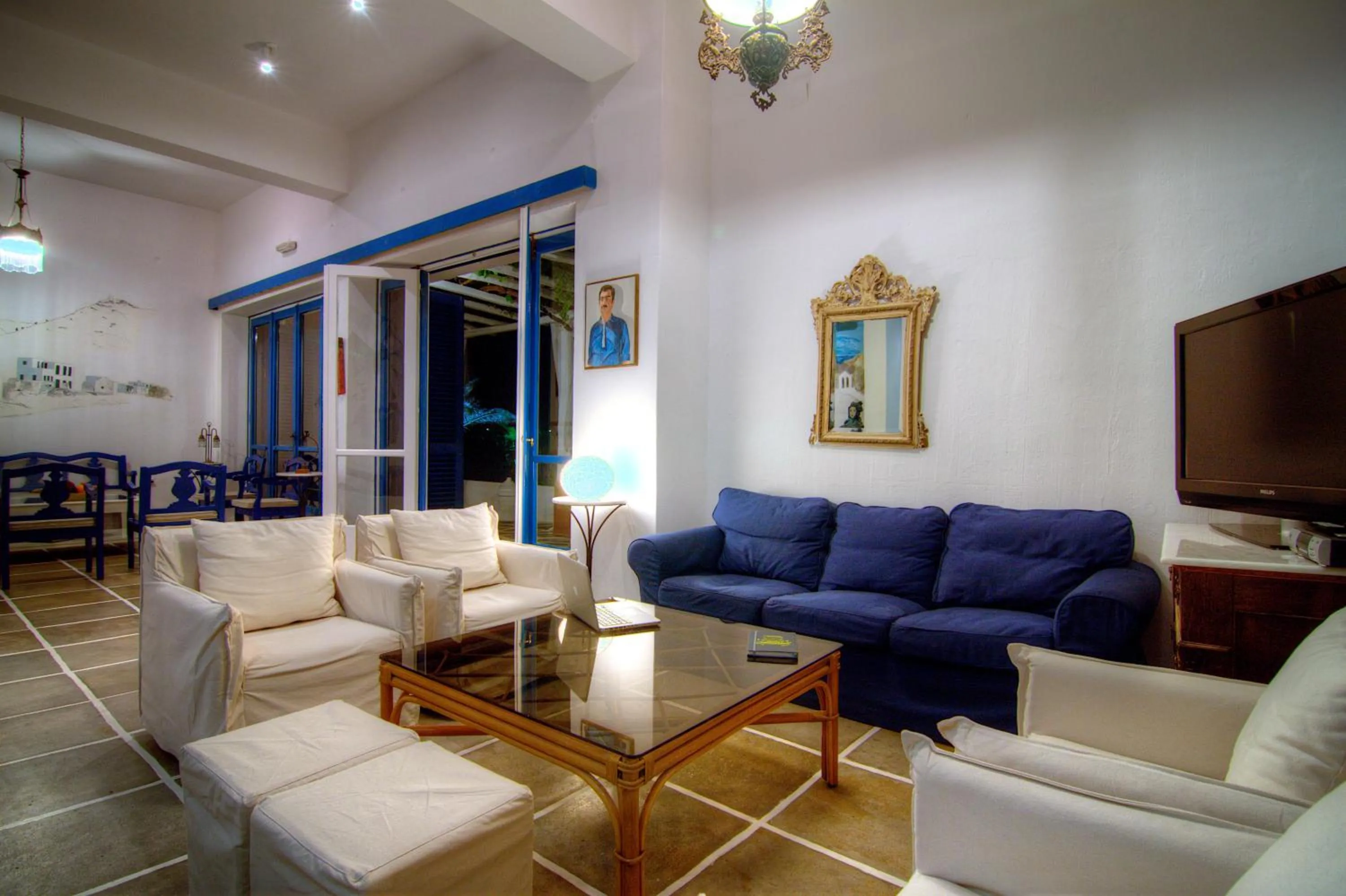 Communal lounge/ TV room in Platys Gialos Hotel Sifnos