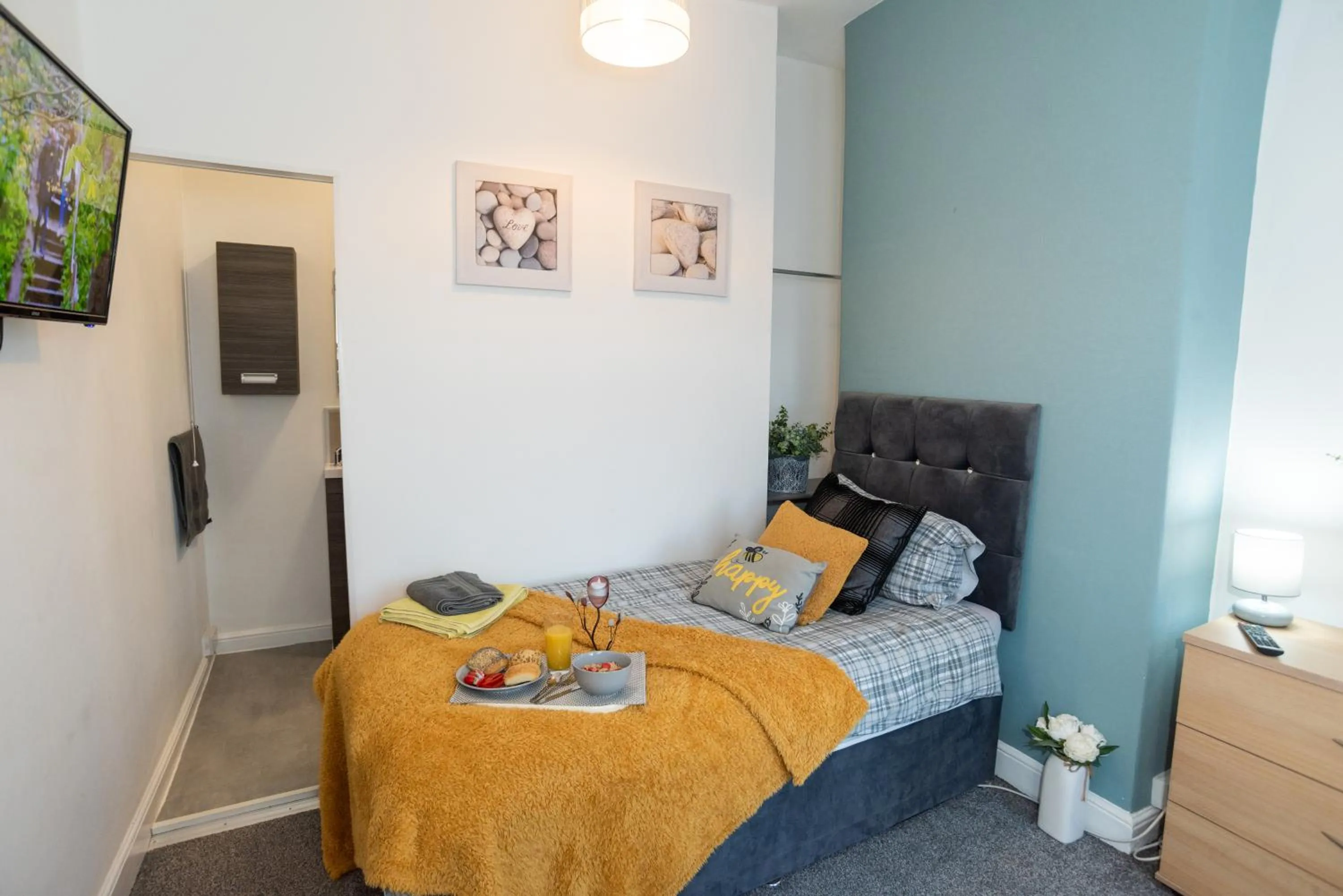 Bed in Bentley House with en-suites