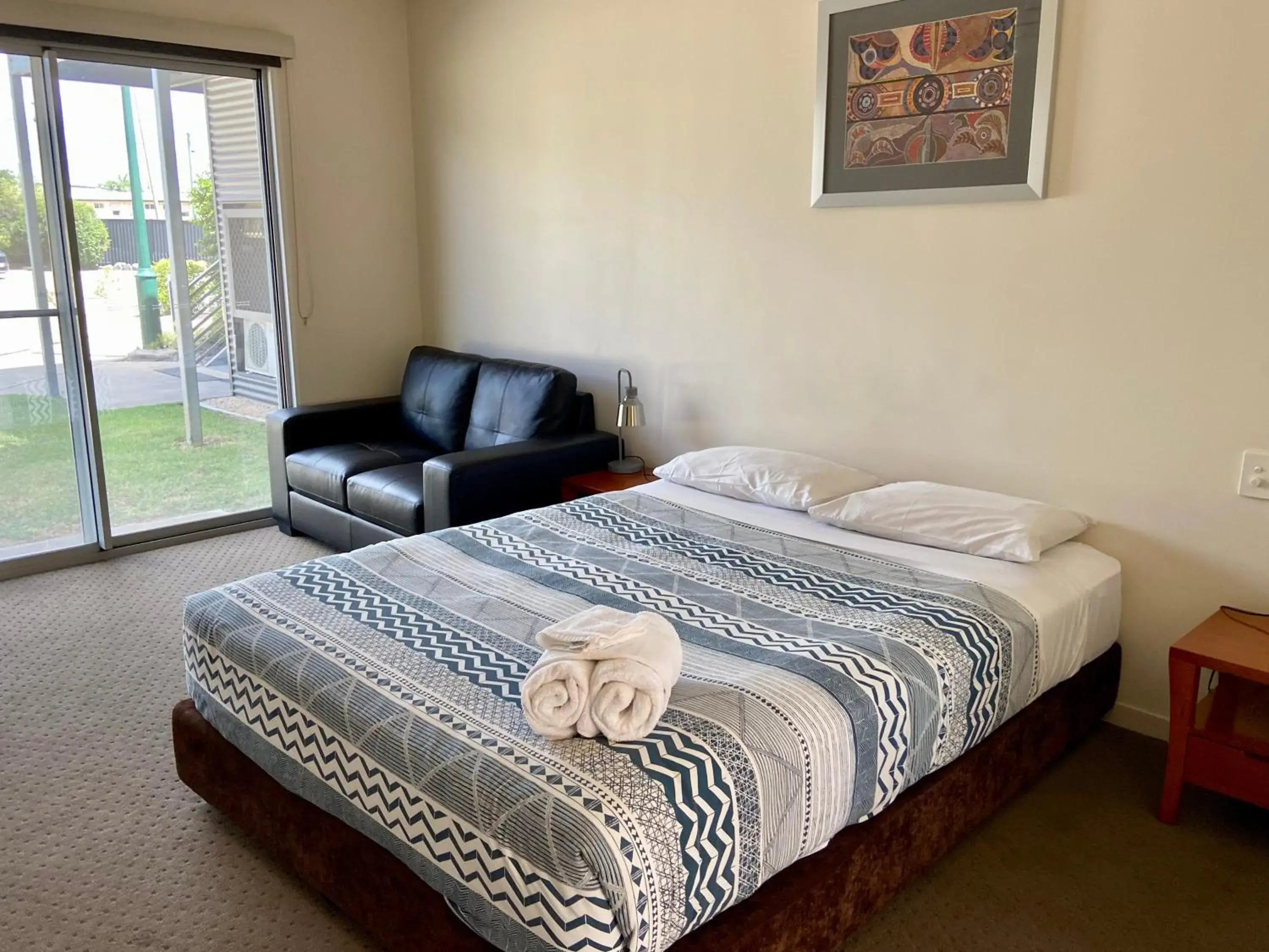 Executive Queen Room in Black Rock Inn Executive Queen Room in Black Rock Inn