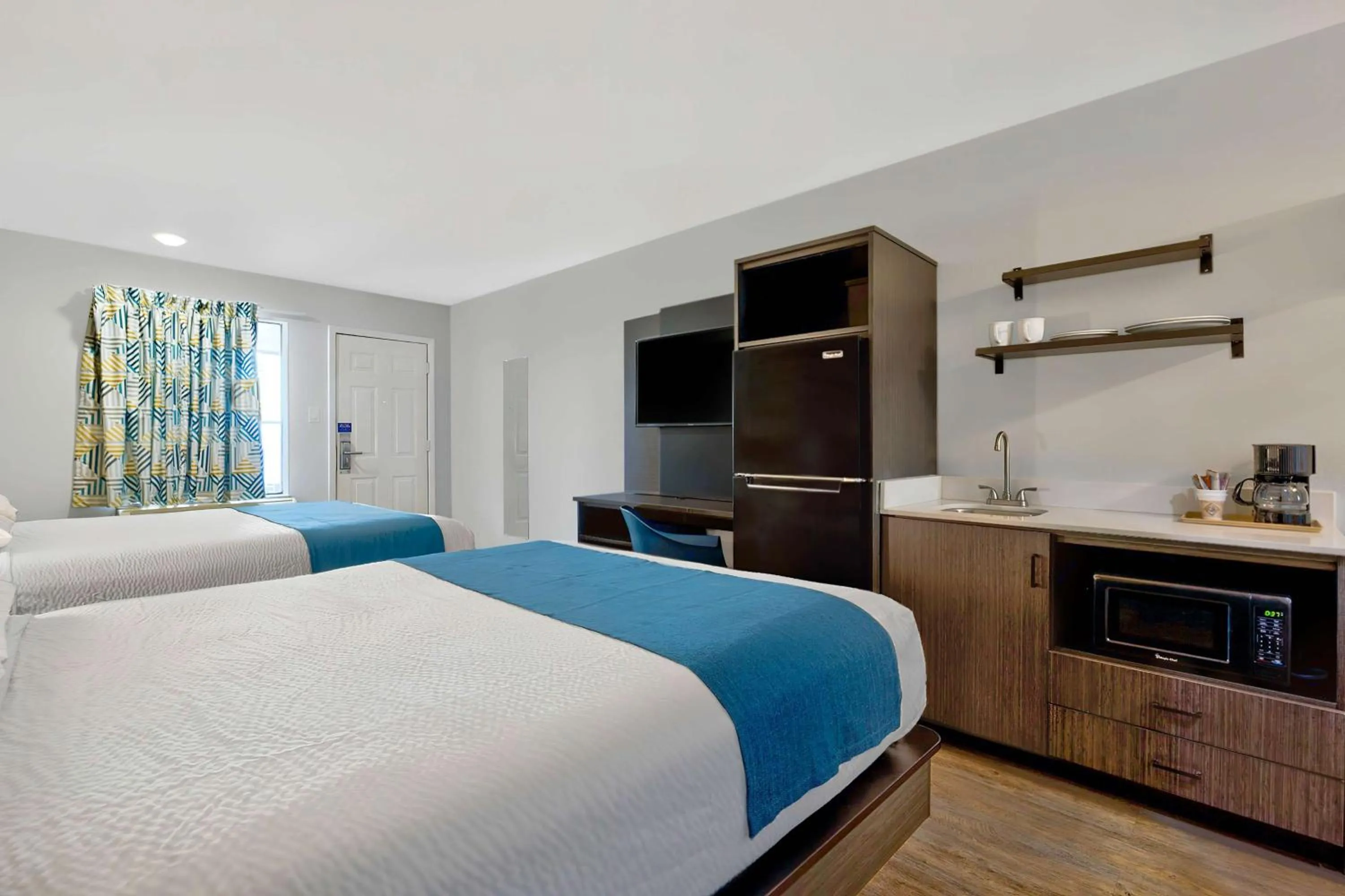 Kitchen or kitchenette, Bed in Studio 6 Waco TX - Downtown - Baylor