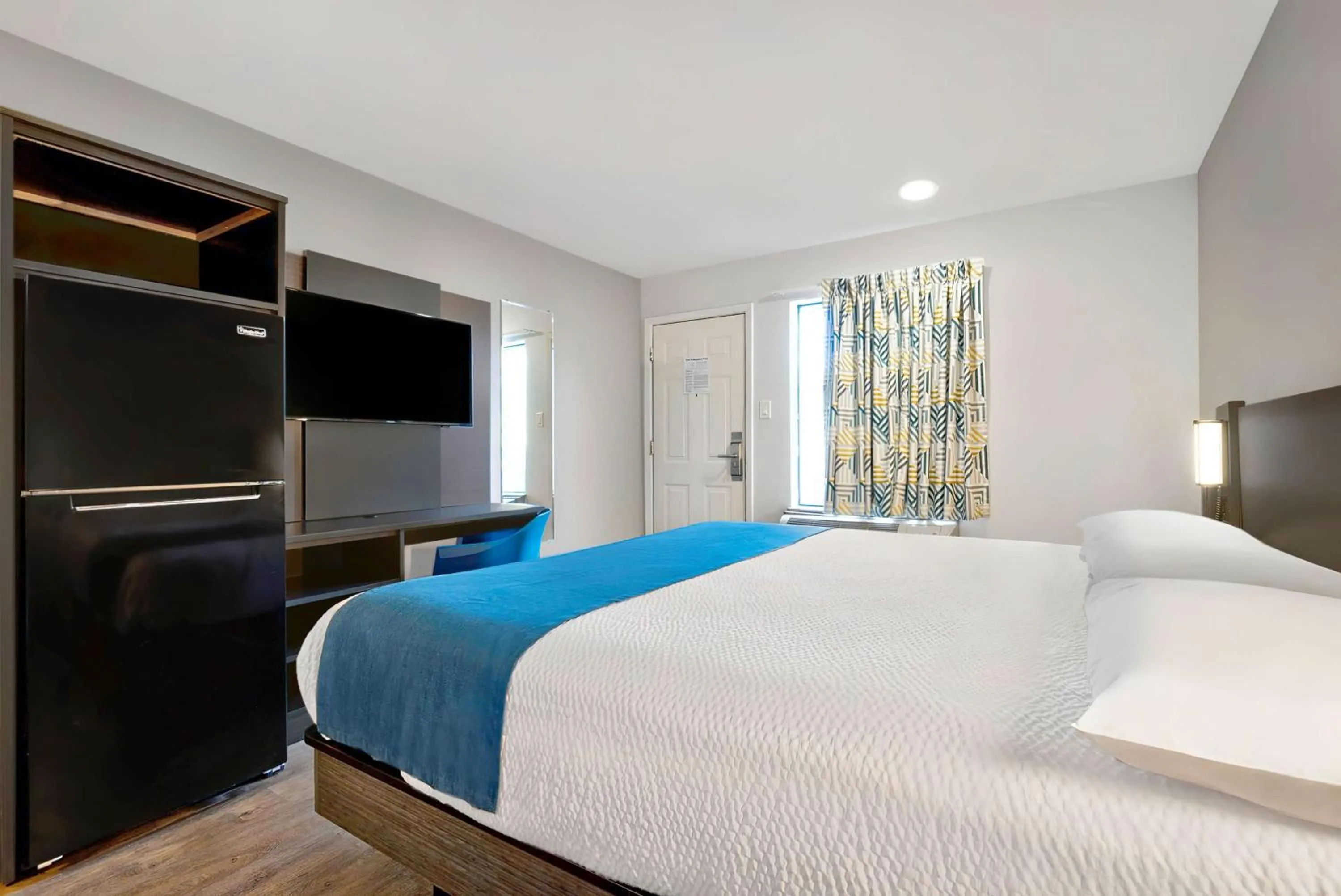 Bedroom, Bed in Studio 6 Waco TX - Downtown - Baylor