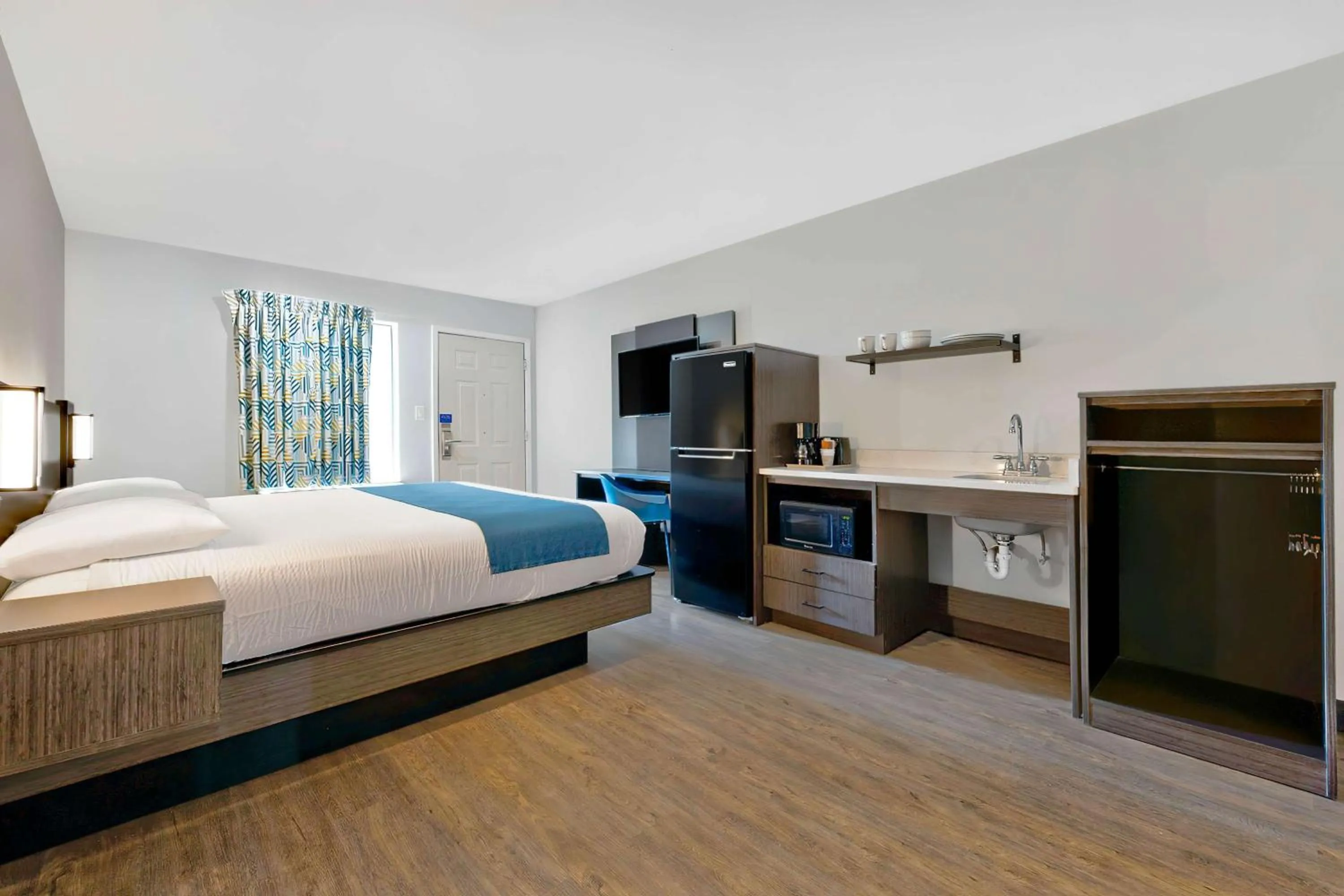 Kitchen or kitchenette, Bed in Studio 6 Waco TX - Downtown - Baylor