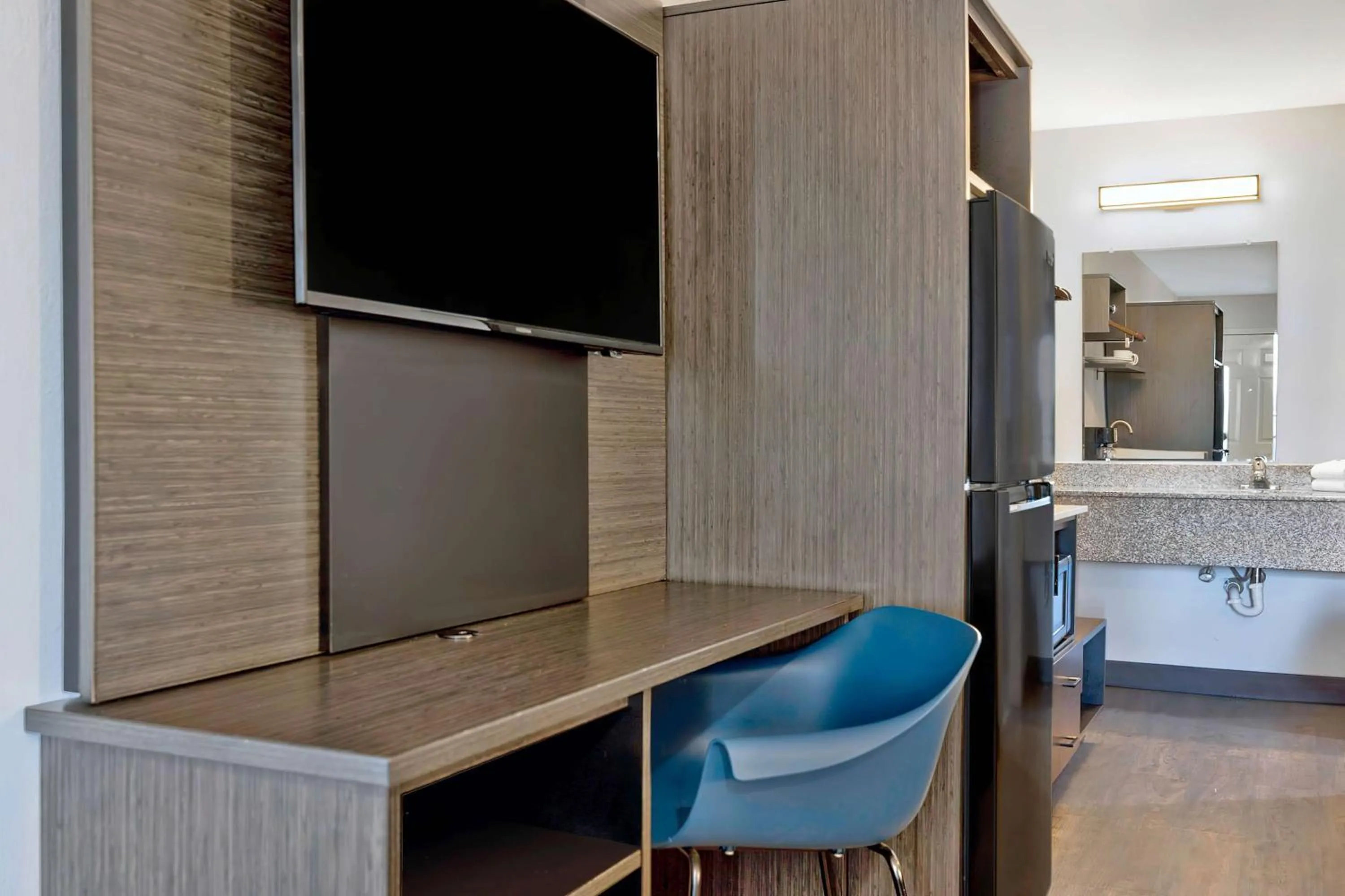 Photo of the whole room in Studio 6 Waco TX - Downtown - Baylor