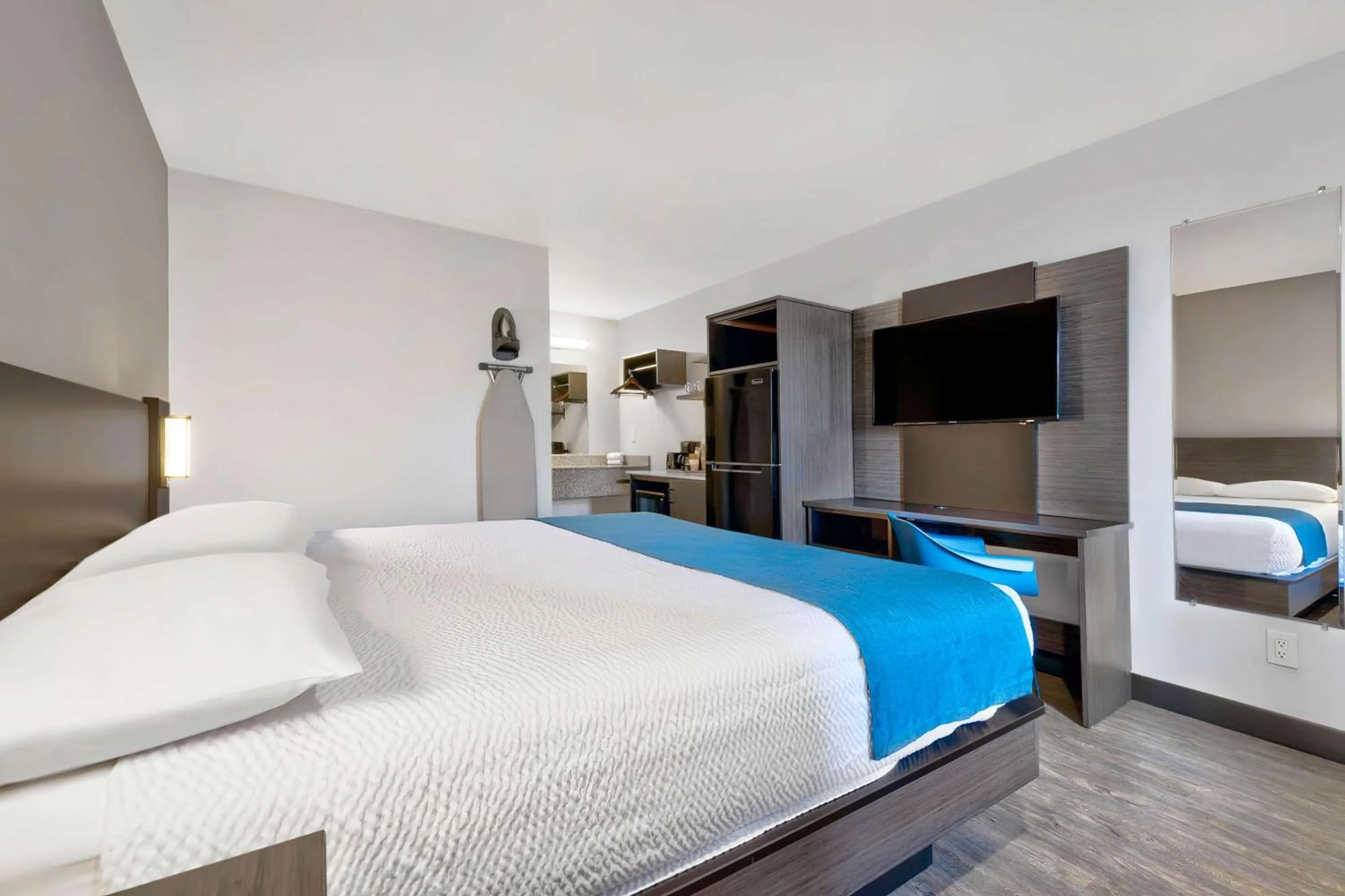 Photo of the whole room, Bed in Studio 6 Waco TX - Downtown - Baylor