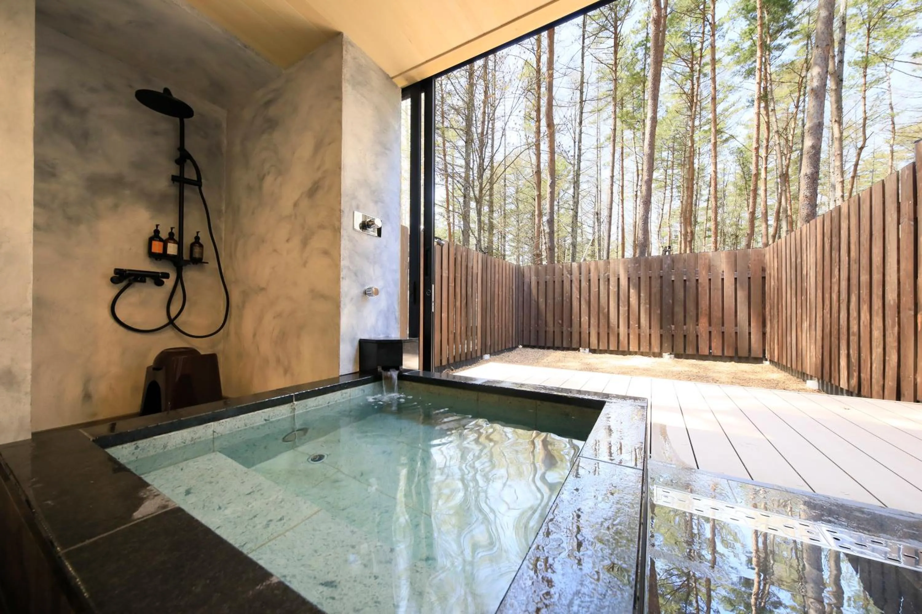 Garden in Yutorelo Tateshina Hotel with DOGS