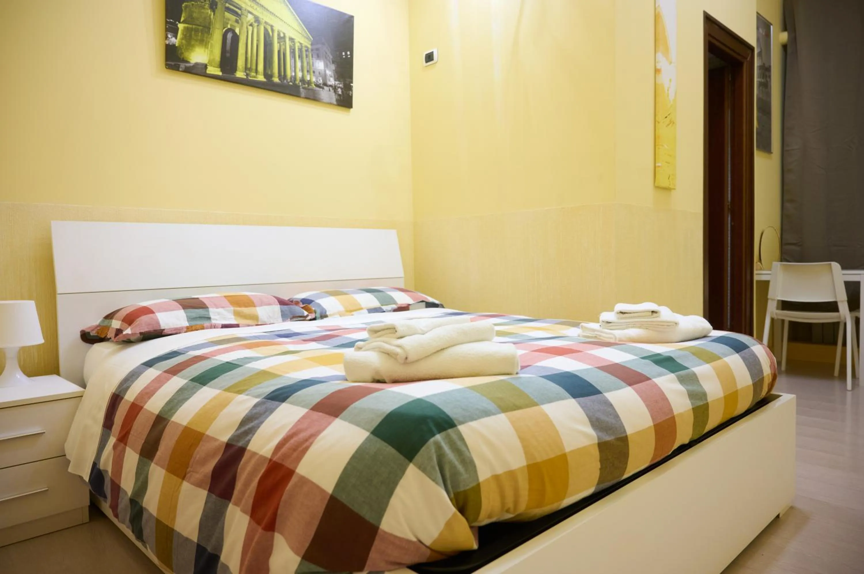 Bedroom, Bed in On The Rainbow B&B