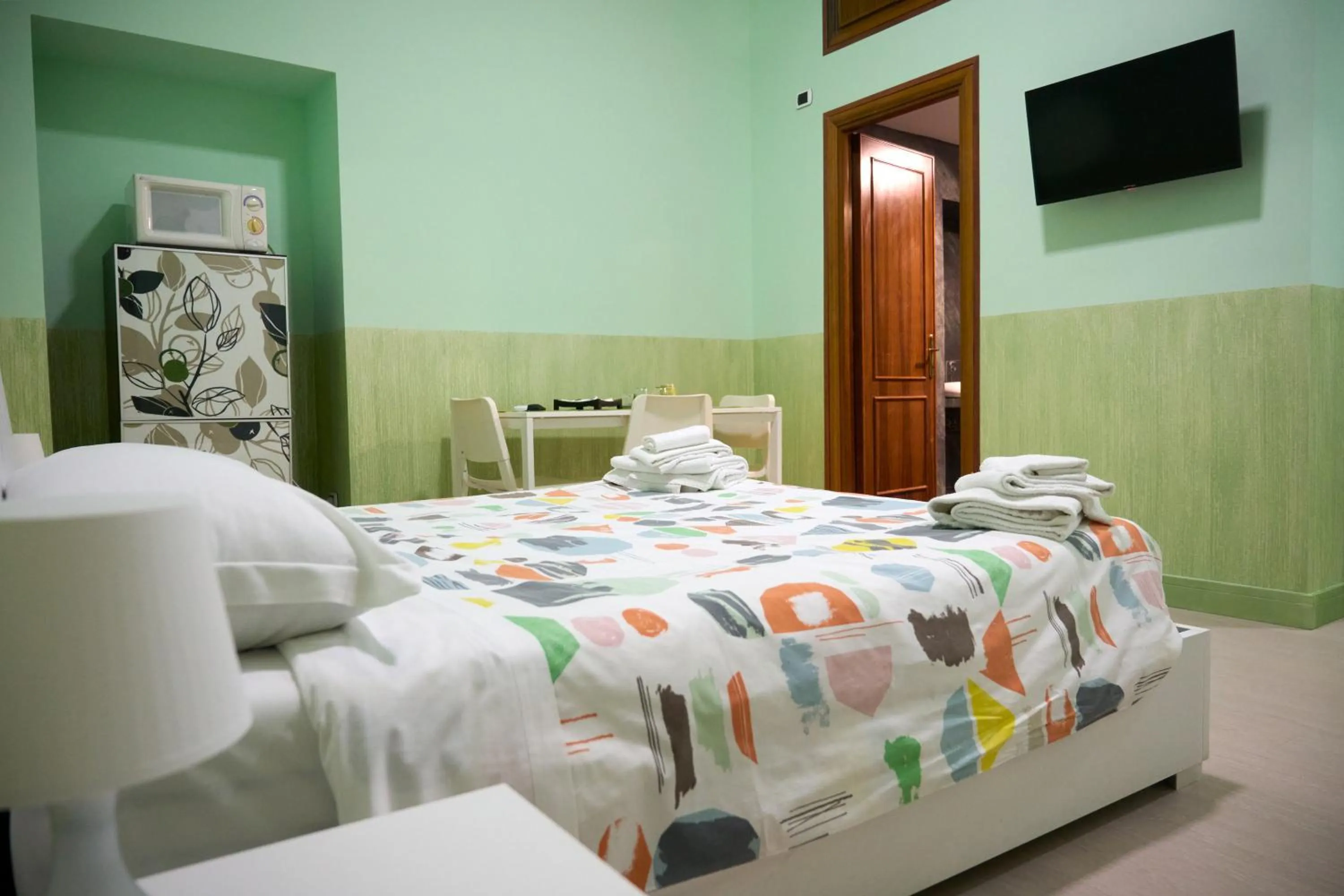 Bedroom, Bed in On The Rainbow B&B