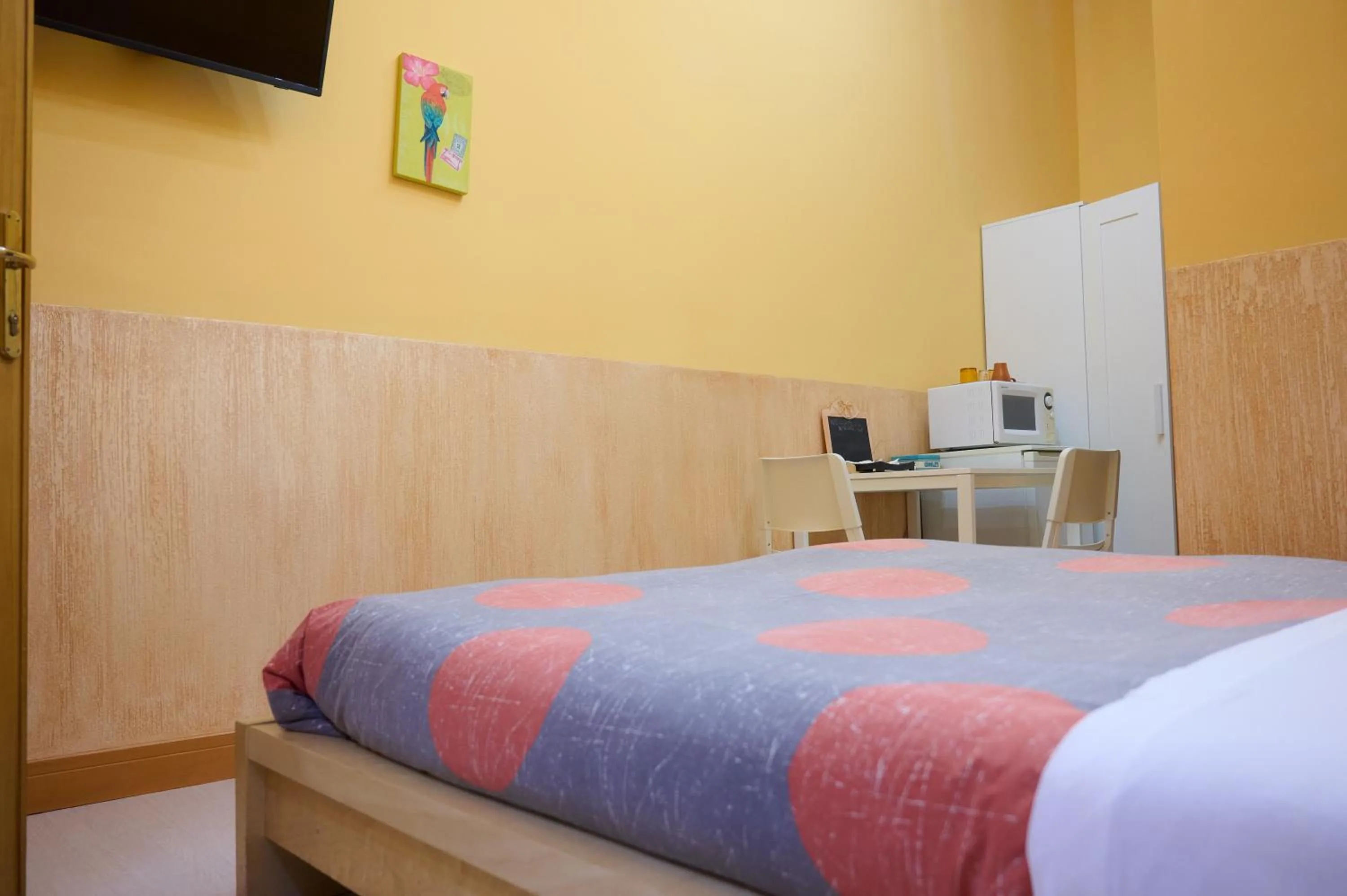 Bedroom, Bed in On The Rainbow B&B