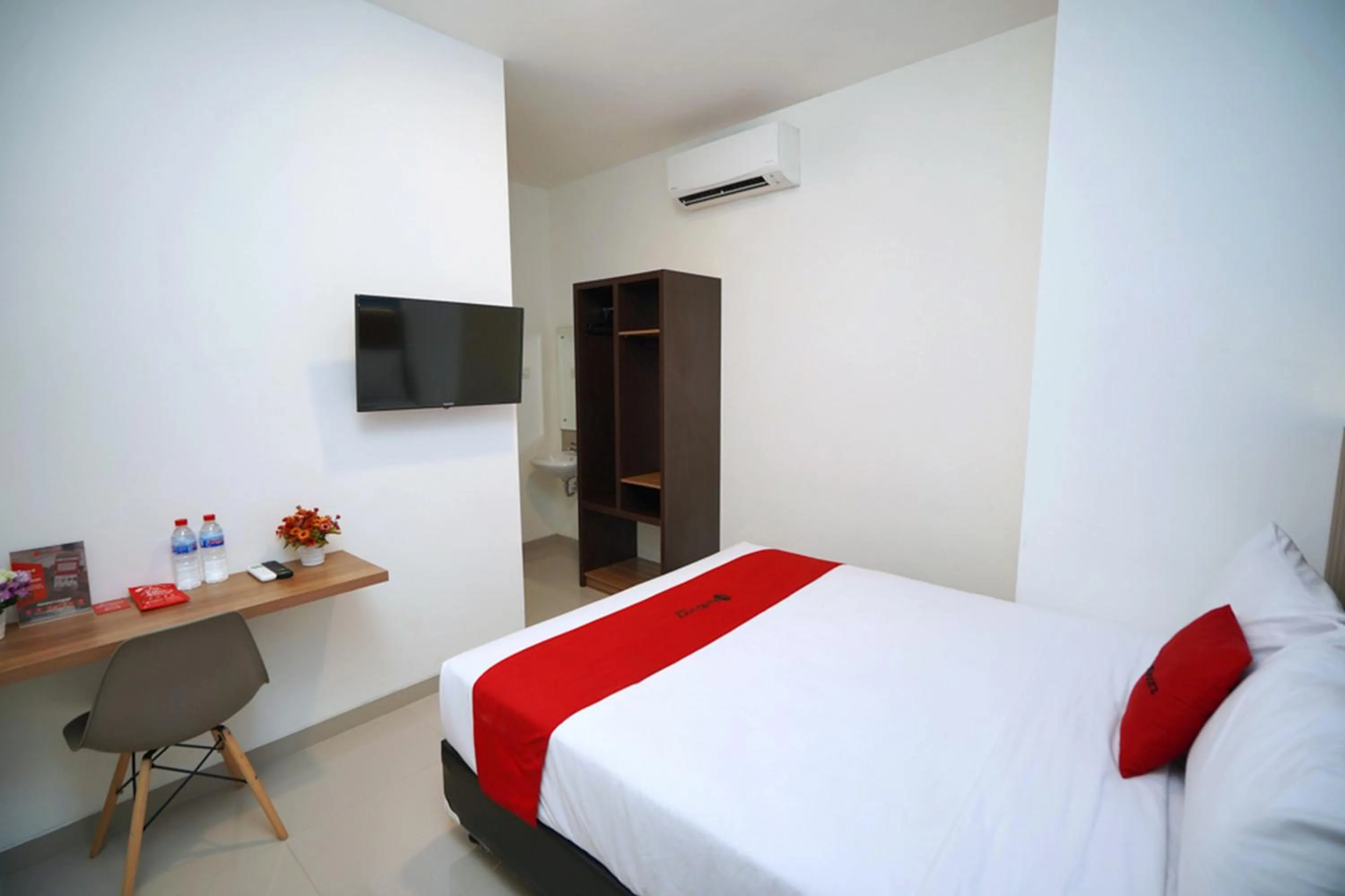 Bedroom, Bed in RedDoorz Plus @ Terban Residence