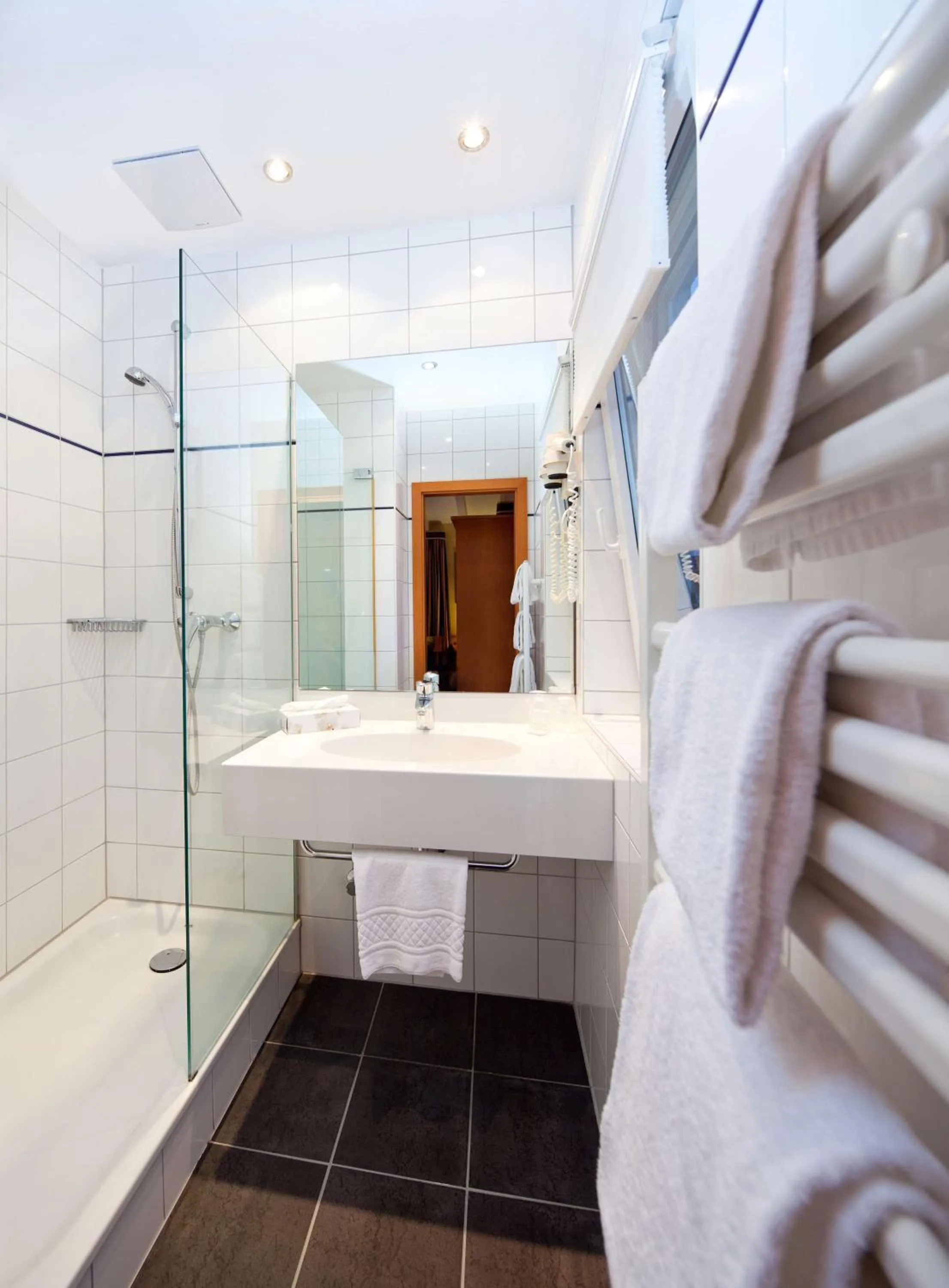 Bathroom, Bed in Best Western Hotel St. Michael