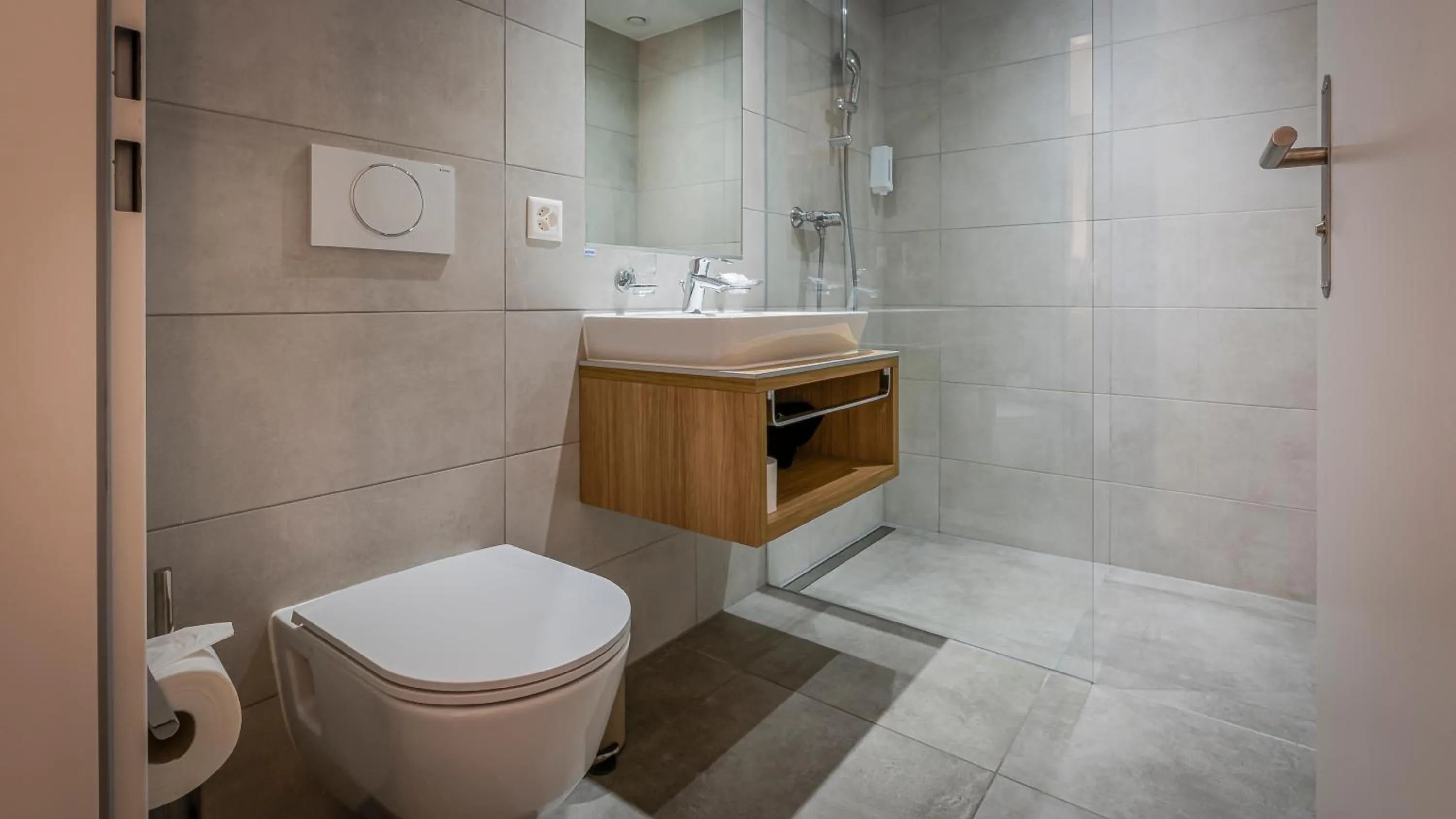 Shower in Los Lorentes Hotel Bern City