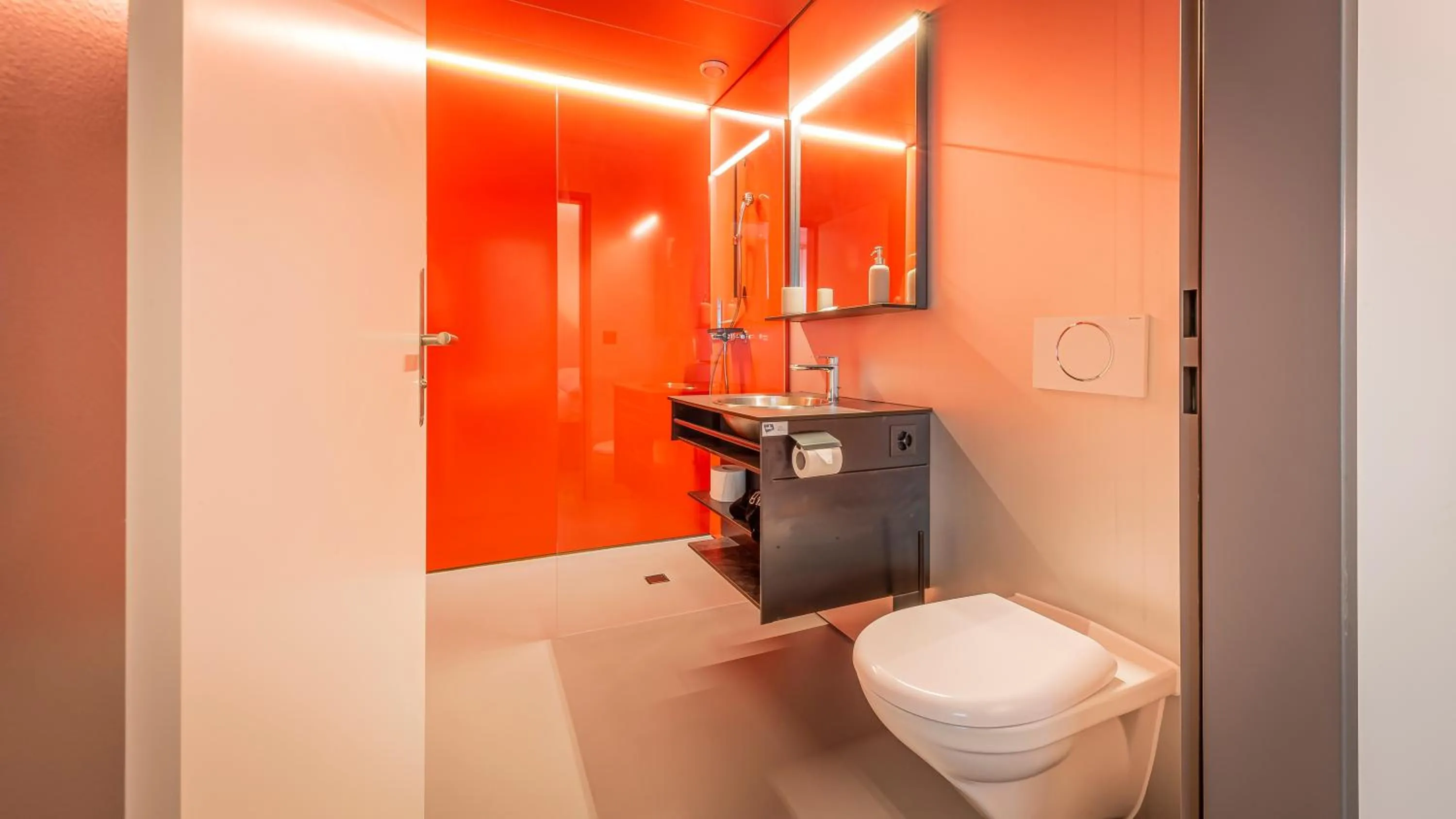 Shower in Los Lorentes Hotel Bern City