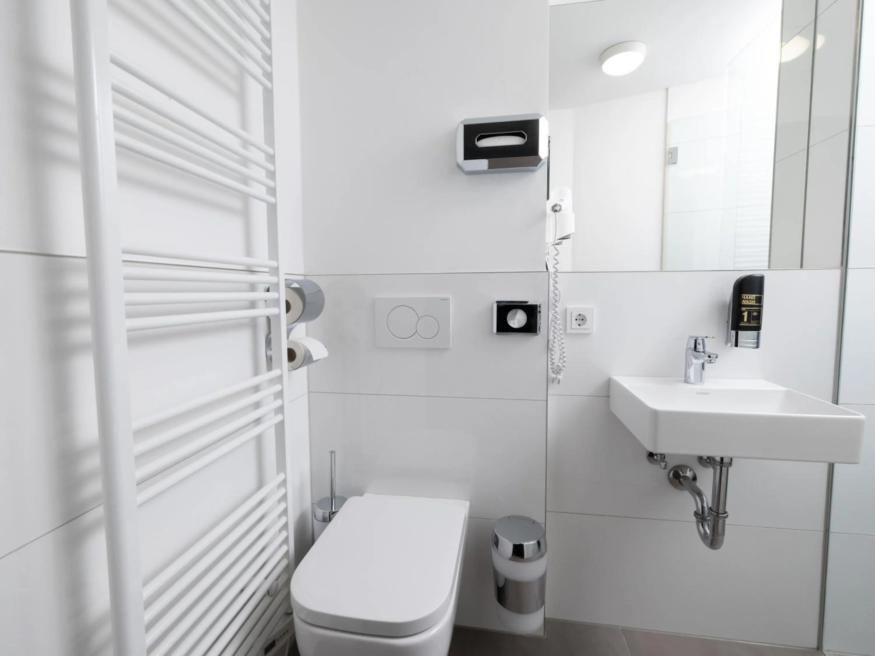 Shower in Smart Stay Hotel Station