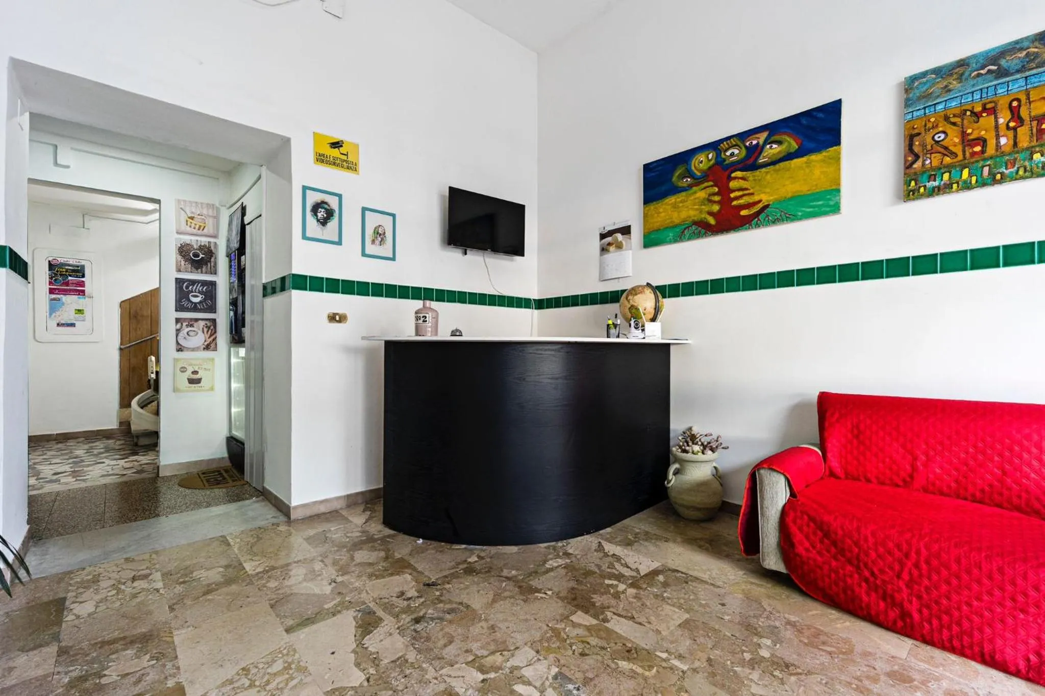 Communal lounge/ TV room in B&B La Pineta