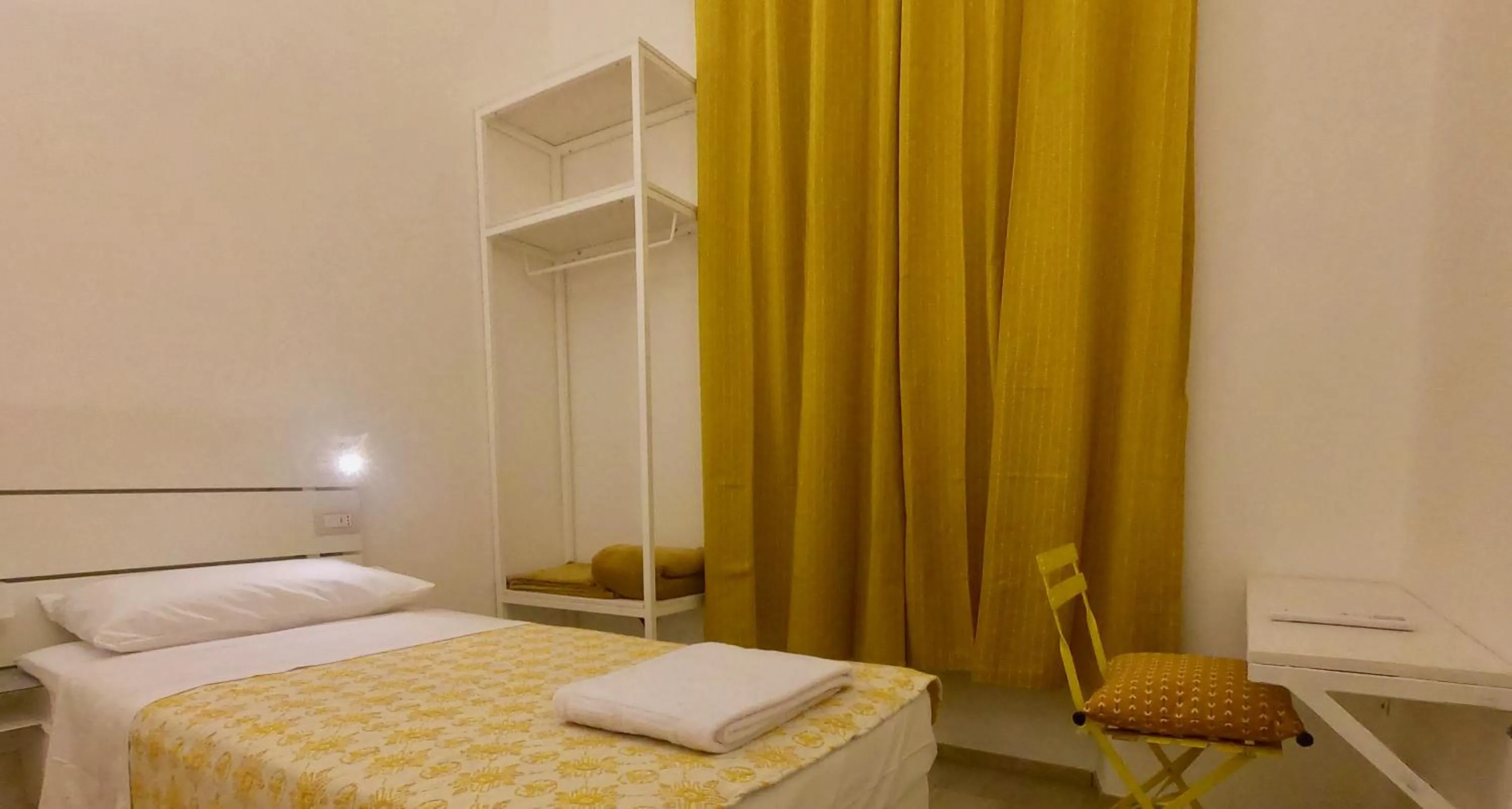 Photo of the whole room, Bed in Central Savona