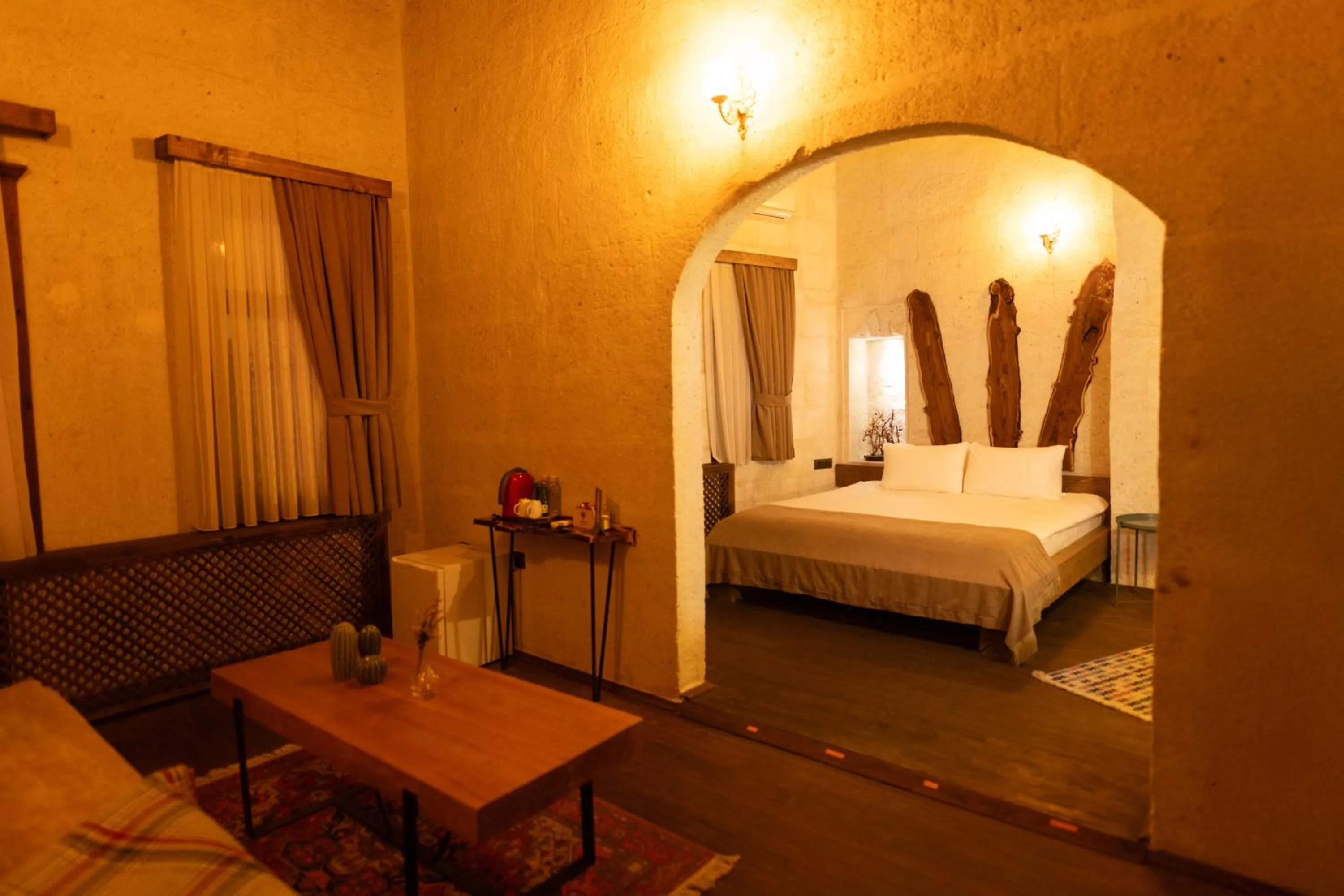 Photo of the whole room, Bed in Lemon Cave Suites