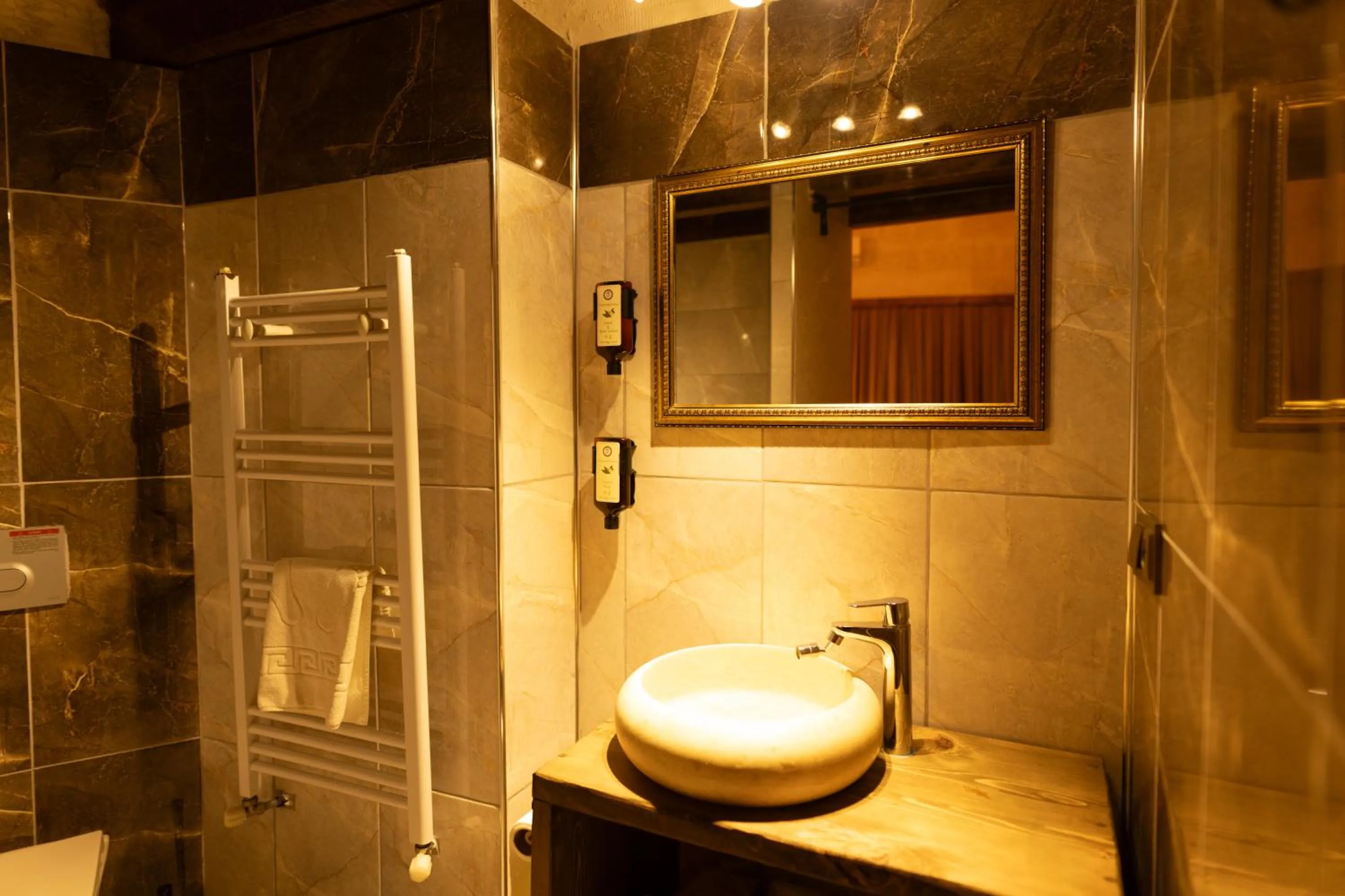 Bathroom in Lemon Cave Suites