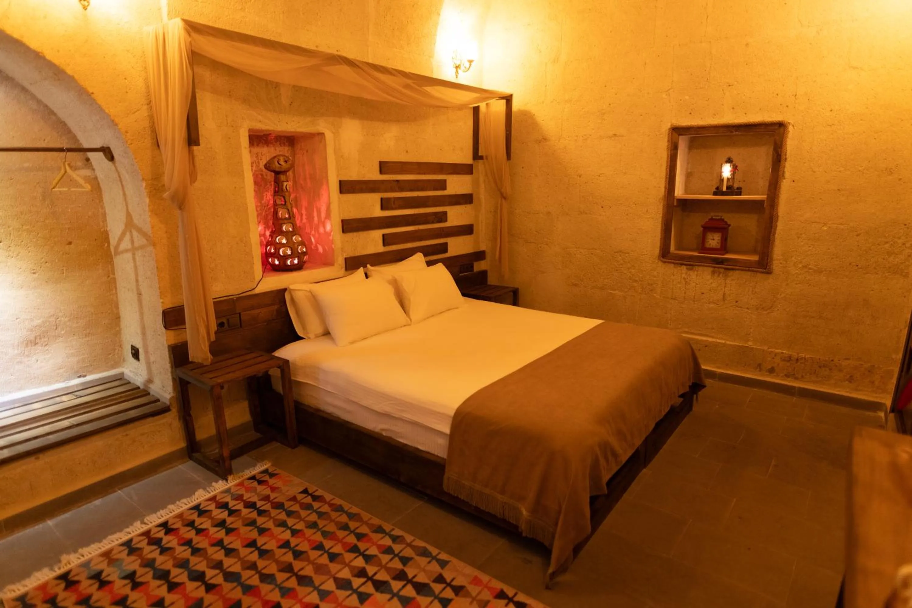 Photo of the whole room, Bed in Lemon Cave Suites