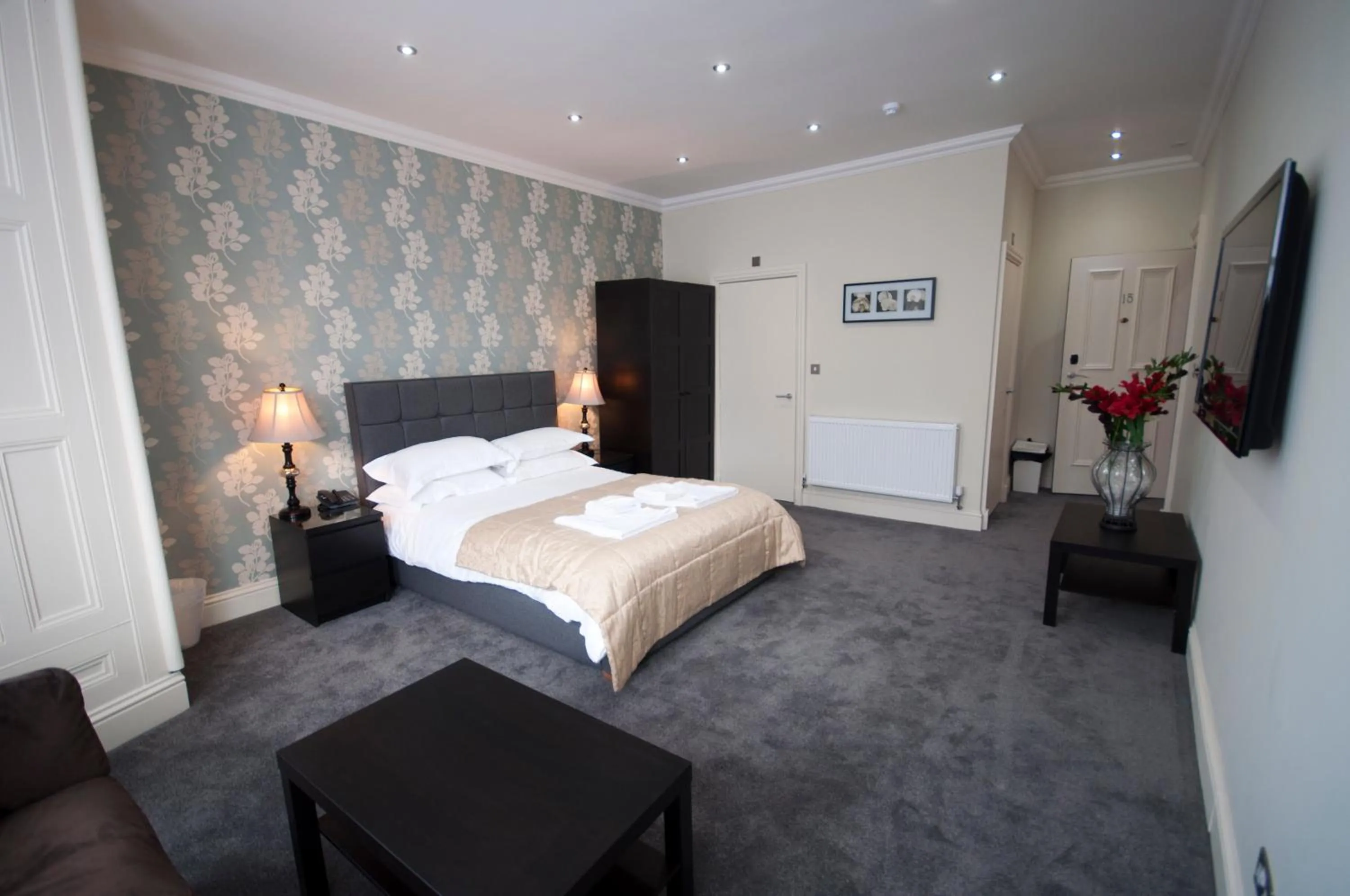 Bedroom, Bed in Palmerston Suites