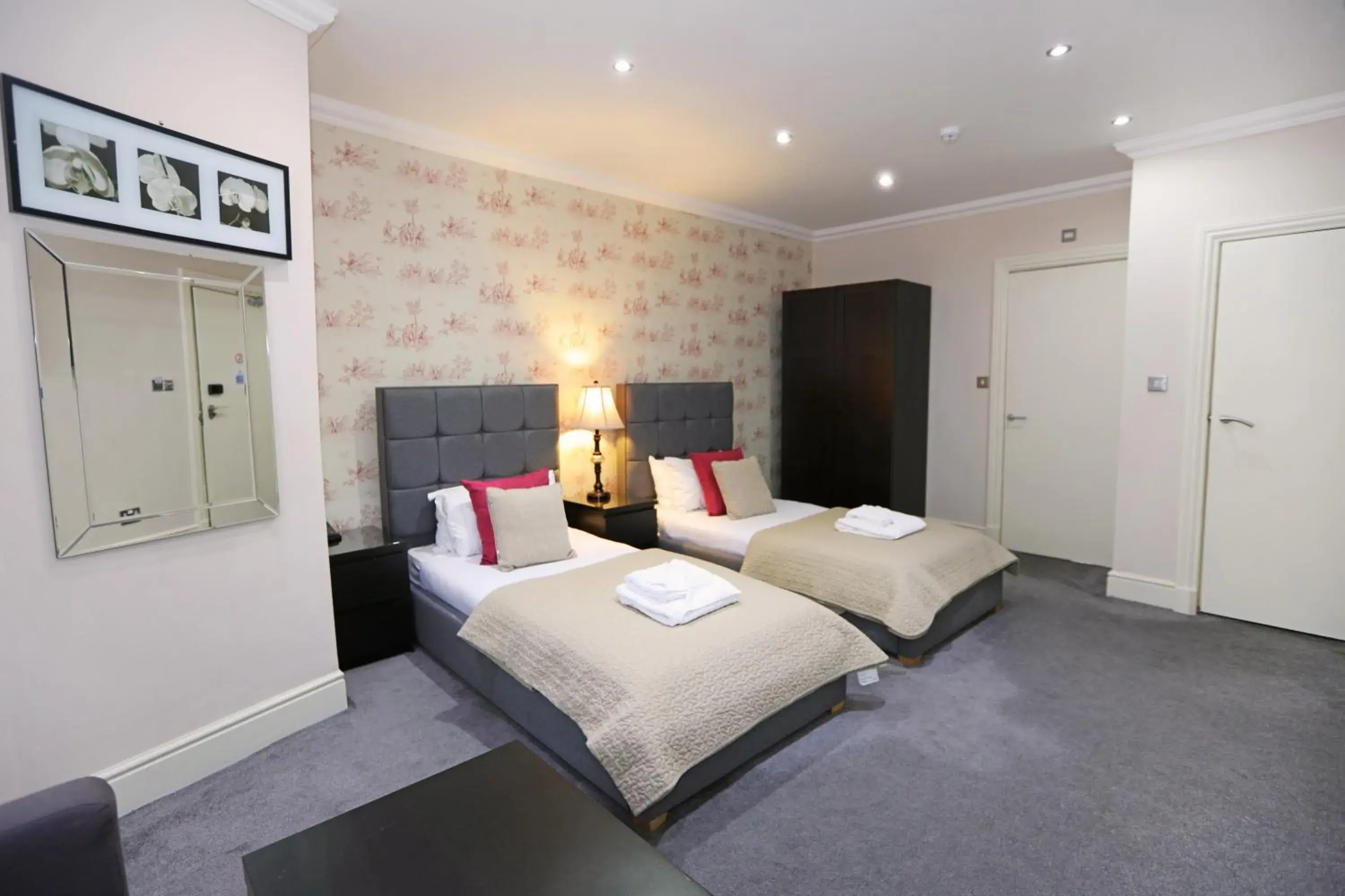 Deluxe Twin Room in Palmerston Suites Deluxe Twin Room in Palmerston Suites